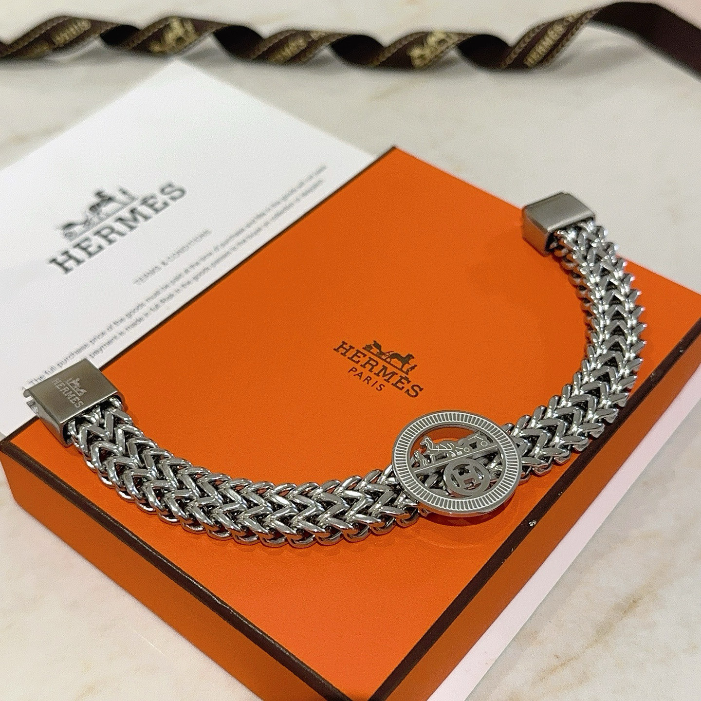 NO:558134,Batch. New thickened version of Hermès bracelet. Platinum version. High-end Seiko version. [Color] [Color] Many Internet celebrities have the same style. Hermès bracelets test the craftsmanship of the master. It is not easy to ensure that every detail is in place.19860909批.新款爱马仕手链加厚版 铂金版.高级精工版[色][色]众多网红同款 爱马仕手链太考验师傅的手艺了 要确保每个细节都到位不简单[色][色] 高端定制 男女同款 爱马仕火爆 1:1超精赞明星 同款 k金质感,精工高端工艺打造出炉. 上手真的赞爆,饰品精品,hermes,bracelet,Jewelry