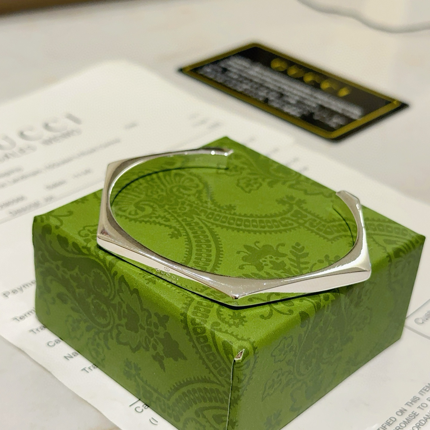 NO:558174,Batch. Gucci bracelets are hand-made latest bracelets with a higher grade. The same style as the Anger Forest series Double G classic series Gucci bracelets. The details are distressed. The shiny version is not available in the market. This one has been on the market. It is a best-selling model in Gucci. It goes well with trendy clothes, high-quality jewelry, Gucci, and bracelets.19860909批.古驰手镯手环纯手工打造最新款手镯档次更高明星同款Anger Forest系列双G经典款系列古驰手环 细节对版做旧处理 非市面亮面版型 这款一直在出 古驰里面热卖款 非常好搭配潮流衣服,饰品精品,gucci,bracelet,Jewelry