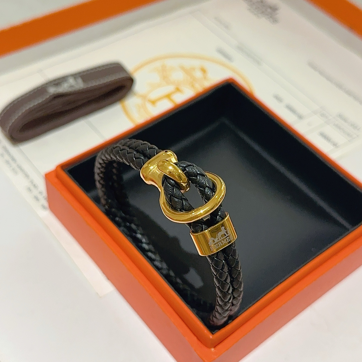 NO:558182,Batch New Product Release Hermès Leather Cord Bracelet The latest model of pure handmade leather material is of higher quality. The same style as the star Anger Forest series Hermès bracelet classic series 18k gold bracelet bracelet. Details are distressed. Non-market sand surface version. This one has been on sale. Best-selling model in Hermès. Very good to match with trendy clothes. Size 20.22cm, fine jewelry, hermes, bracelet.19860909批 新品发售 爱马仕皮绳手环最新款纯手工皮材质档次更高明星同款Anger Forest系列爱马仕手链经典款系列18k金手链手绳 细节对版做旧处理 非市面沙面版型 这款一直在出 爱马仕里面热卖款 非常好搭配潮流衣服尺寸20.22cm,饰品精品,hermes,bracelet,Jewelry