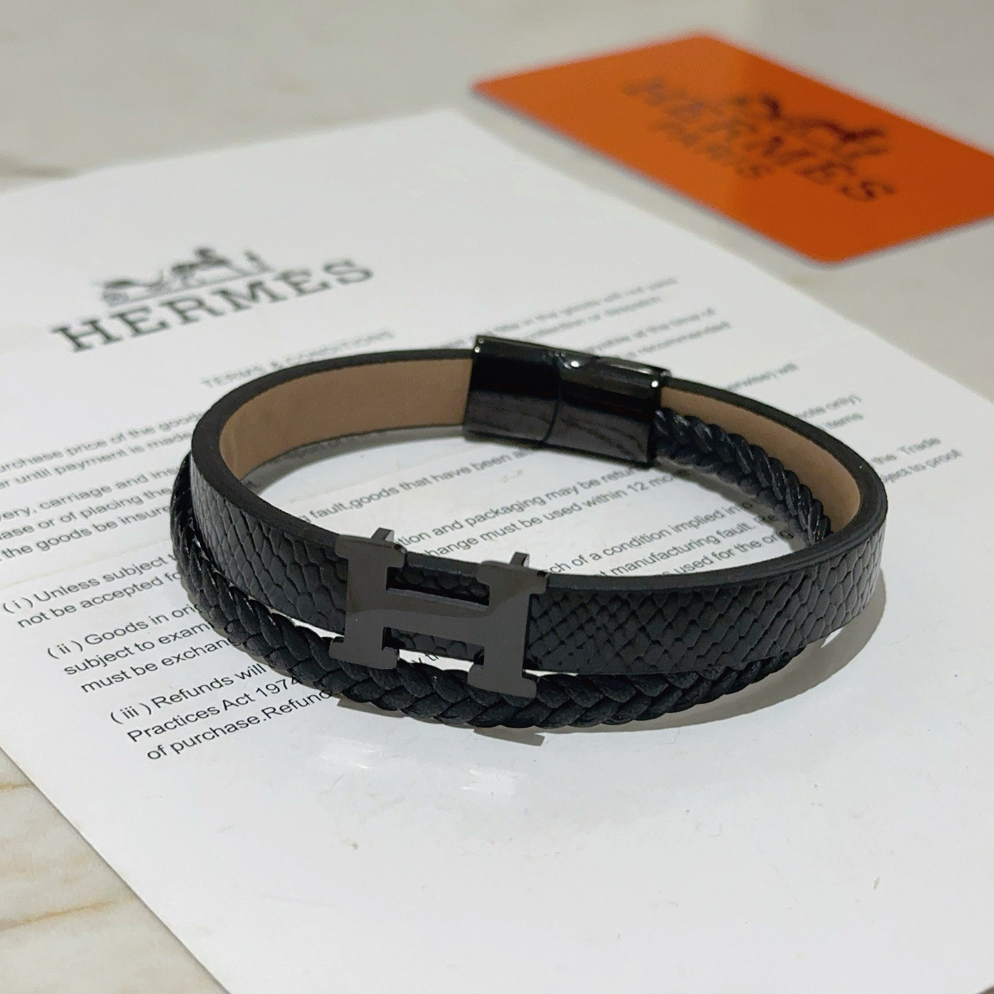 NO:558184,Batch New Product Release Hermès Leather Cord Bracelet The latest model of pure handmade leather material with higher grade Star same style Anger Forest Series Hermès Bracelet Classic Series 18k Gold Bracelet Black Samurai Details distressed version Non-market sand surface version This has been on the market Best-selling model in Hermès Very good match with trendy clothes, high-quality jewelry, Hermes, Bracelet19860909批 新品发售 爱马仕皮绳手环最新款纯手工皮材质档次更高明星同款Anger Forest系列爱马仕手链经典款系列18k金手链手绳 黑武士 细节对版做旧处理 非市面沙面版型 这款一直在出 爱马仕里面热卖款 非常好搭配潮流衣服,饰品精品,hermes,bracelet,Jewelry