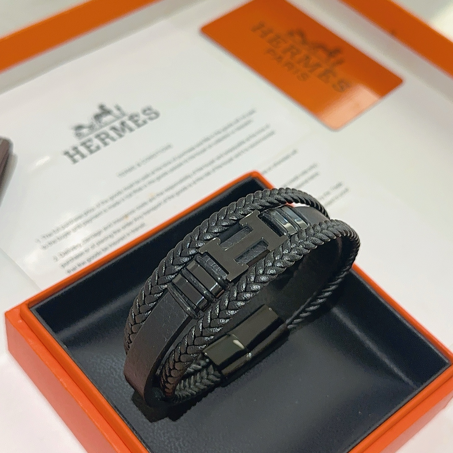 NO:558187,Batch New Product Release Hermès Leather Cord Bracelet The latest model of pure handmade leather material is of higher quality. The same style as the star Anger Forest series Hermès bracelet classic series 18k gold bracelet bracelet. The details are distressed. The non-market sand surface version. This one has been out. The best-selling model in Hermès. It is very good to match trendy clothes, high-quality jewelry, hermes, and bracelets.19860909批 新品发售 爱马仕皮绳手环最新款纯手工皮材质档次更高明星同款Anger Forest系列爱马仕手链经典款系列18k金手链手绳 细节对版做旧处理 非市面沙面版型 这款一直在出 爱马仕里面热卖款 非常好搭配潮流衣服,饰品精品,hermes,bracelet,Jewelry