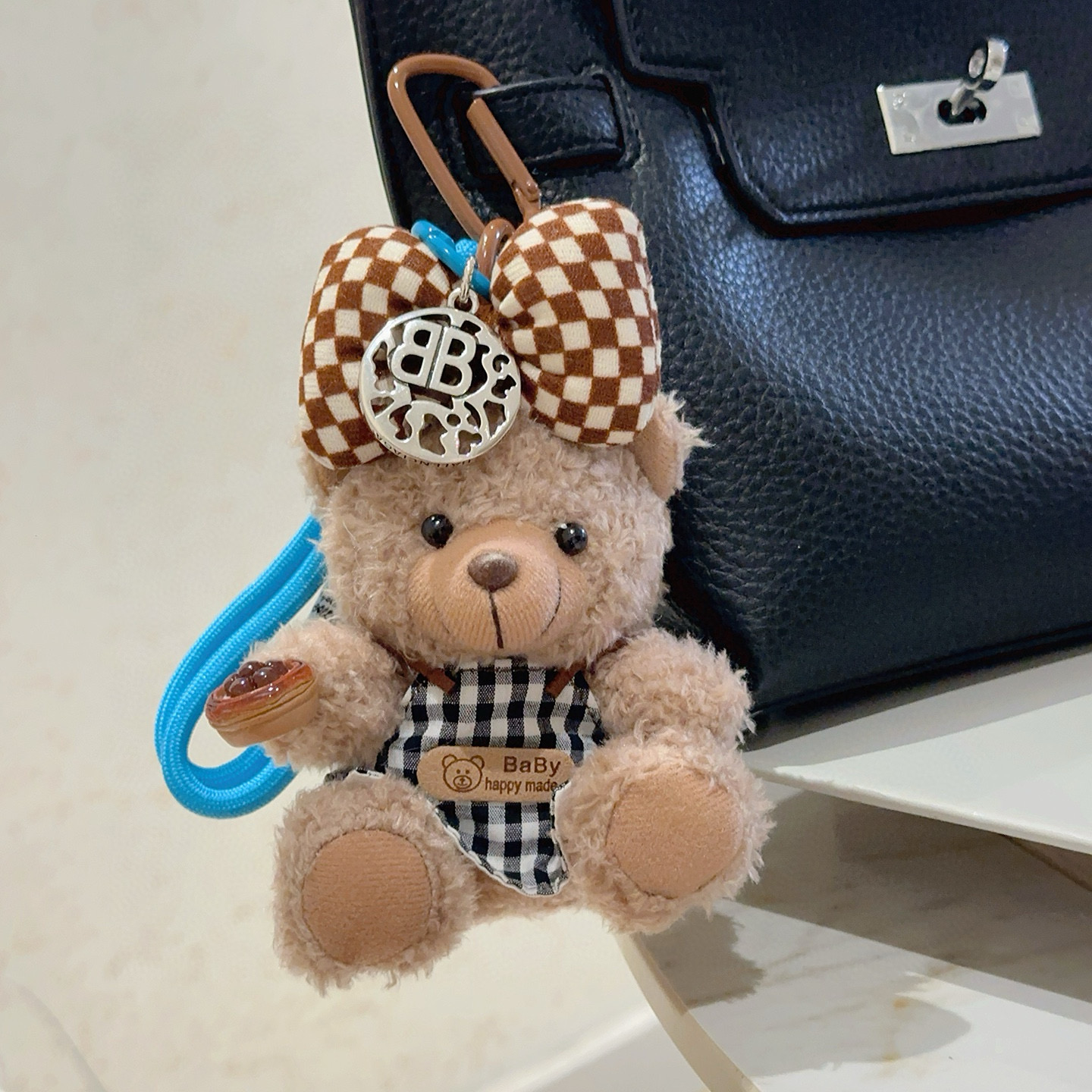 NO:558203,The first batch of new products released Balenciaga bag charm keychain Balenciaga keychain The latest bag charms are of a higher grade and are the same style as celebrities Classic co-branded design concept keychain series The details are distressed and not available in the market Glossy version This one has been on the market. The best-selling model in Balenciaga. Very good match with trendy backpacks, jewelry boutiques, balenciaga, backpacks, keychain19860909批新品发布 巴黎世家包包挂饰钥匙扣 巴黎世家钥匙扣 最新款包包挂饰档次更高明星同款 经典款联名设计理念钥匙扣系列 细节对版做旧处理 非市面亮面版型 这款一直在出 巴黎世家里面热卖款 非常好搭配潮流背包,饰品精品,balenciaga,backpacks,keychain,Jewelry