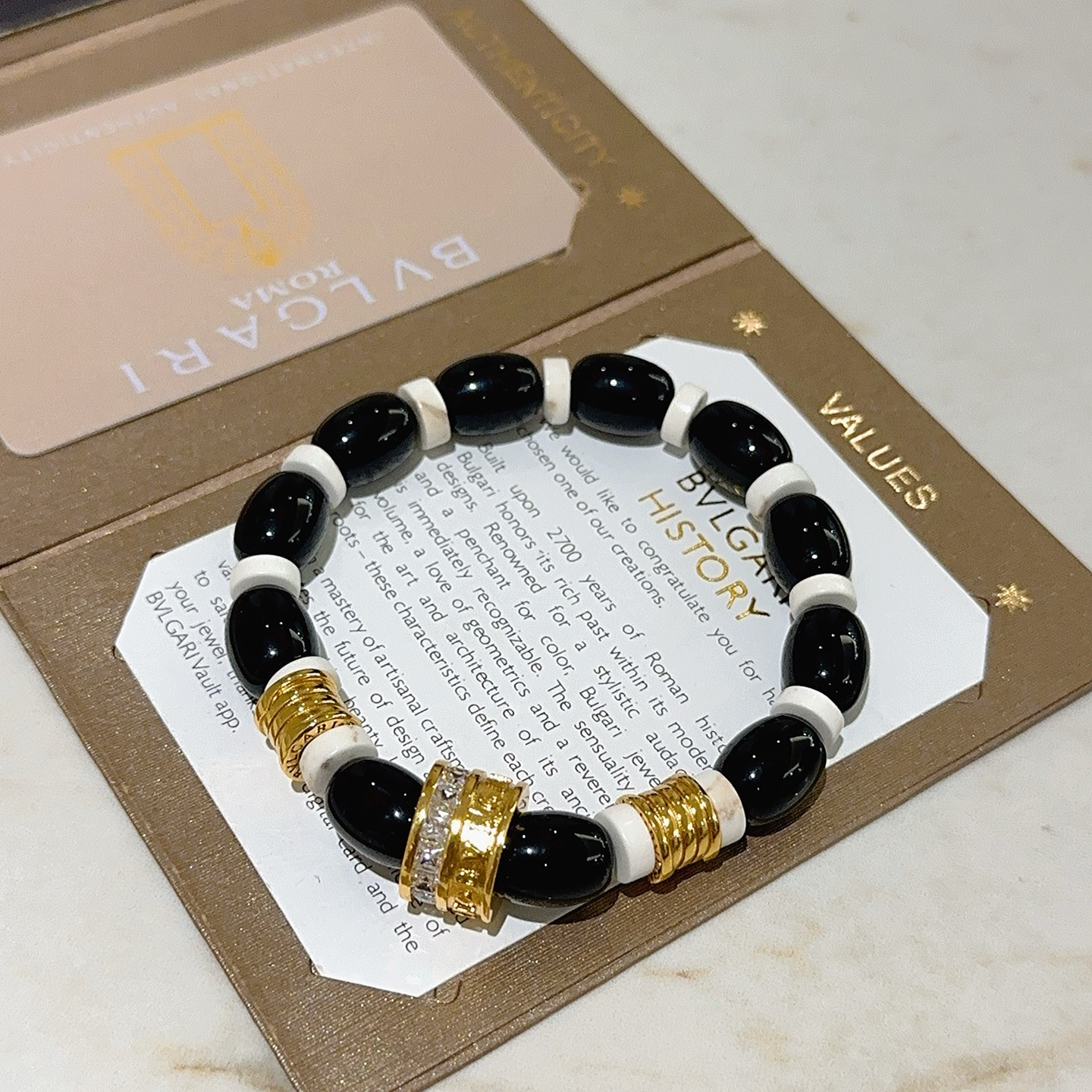 NO:558217,Batch. BVLGARI Bracelet V gold material BVLGARI DIVAS' DREAM series natural black agate bracelet is in perfect condition, the details are invincible, the unique color is completely impeccable, and it is decorated with a classic ring shape design, which is simple yet elegant and eye-catching. The V gold pure handmade combination is more elegant and elegant. Same style for men and women. Bvlgari bracelet size: 18 20 22  24 cm, fine jewelry, bottega veneta, bvlgari, bvlgari, bracelet19860909批.宝格丽手链V金材质 BVLGARI宝格丽 DIVAS‘ DREAM 系列 天然黑玛瑙手链品相完美,细节无敌,那种独特的色泽完全无可挑剔,再缀以经典指环外形设计,简约之余却又优雅夺目,V金纯手工的组合更显气色,上手雅致动人.男女同款 宝格丽手链尺寸:18 20 22 24厘米,饰品精品,bottega veneta,bvlgari,bvlgari,bracelet,Jewelry