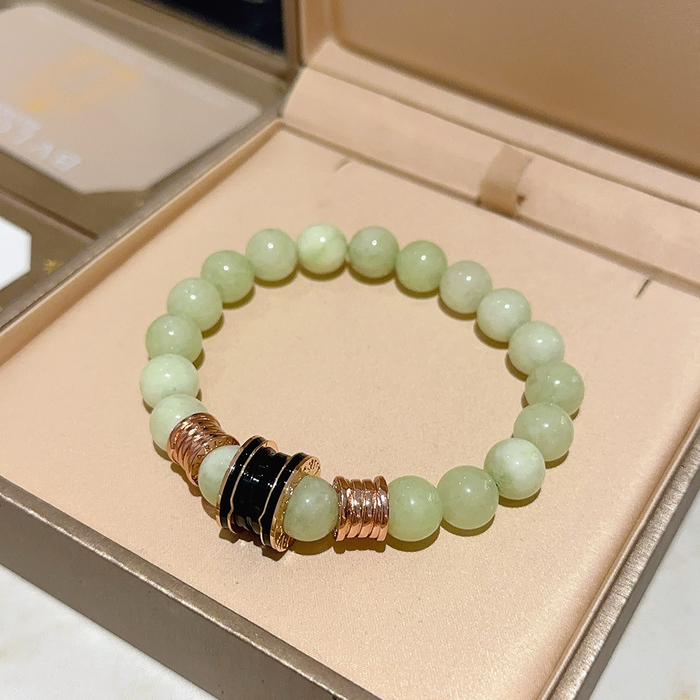 NO:558224,Batch. Bvlgari bracelet V gold material BVLGARI DIVAS' DREAM series natural ghost bracelet is in perfect condition, the details are invincible, the unique color is completely impeccable, and it is decorated with a classic ring shape design, which is simple yet elegant and eye-catching. The pure handmade combination of V gold is more elegant and elegant. Same style for men and women. Bvlgari bracelet size: 18 20 22 24 cm, boutique jewelry, Bottega  veneta,bvlgari,bvlgari,bracelet19860909批.宝格丽手链V金材质 BVLGARI宝格丽 DIVAS‘ DREAM 系列 天然幽灵手链品相完美,细节无敌,那种独特的色泽完全无可挑剔,再缀以经典指环外形设计,简约之余却又优雅夺目,V金纯手工的组合更显气色,上手雅致动人.男女同款 宝格丽手链尺寸:18 20 22 24厘米,饰品精品,bottega veneta,bvlgari,bvlgari,bracelet,Jewelry