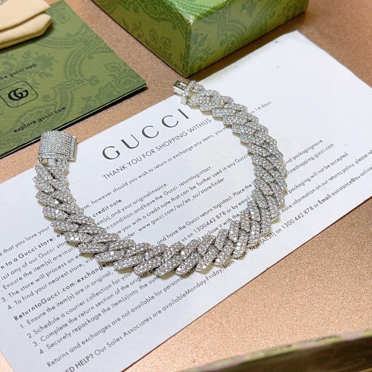 NO:558264,Batch. The latest 2025 diamond-filled luxury Cuban chain Gucci bracelet. Gucci Gucci bracelet is the latest classic model. It is exquisite regardless of style and texture. It has an absolute top feeling. The diamonds are shiny enough to understand the original logo at a glance. Super nice. The best choice for matching clothes. Same style for men and women. Must-have artifact, boutique jewelry, gucci, gucci, bracelet19860909批 . 2025最新出炉满钻奢华古巴链古驰手链 Gucci古驰手链最新款的经典款 精致无论款式 质感 都是绝对的顶尖feel 够闪亮的钻石只要看一眼就懂了原版logo 超 nice 搭配衣服最佳的选择,男女同款 必备神器,饰品精品,gucci,gucci,bracelet,Jewelry