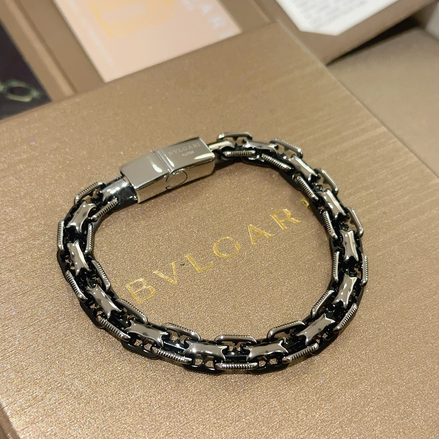 NO:558271,Batch. BVLGARI Bracelet V gold material BVLGARI BVLGARI DIVAS’ DREAM series The appearance is perfect, the details are invincible, the unique color is completely impeccable, and it is decorated with a classic ring shape design, which is simple yet elegant and eye-catching. The V gold pure handmade combination is more elegant and elegant., jewelry boutique, bottega veneta, bvlgari, bvlgari, bracelet19860909批.宝格丽手链V金材质 BVLGARI宝格丽 DIVAS‘ DREAM 系列 品相完美,细节无敌,那种独特的色泽完全无可挑剔,再缀以经典指环外形设计,简约之余却又优雅夺目,V金纯手工的组合更显气色,上手雅致动人.,饰品精品,bottega veneta,bvlgari,bvlgari,bracelet,Jewelry