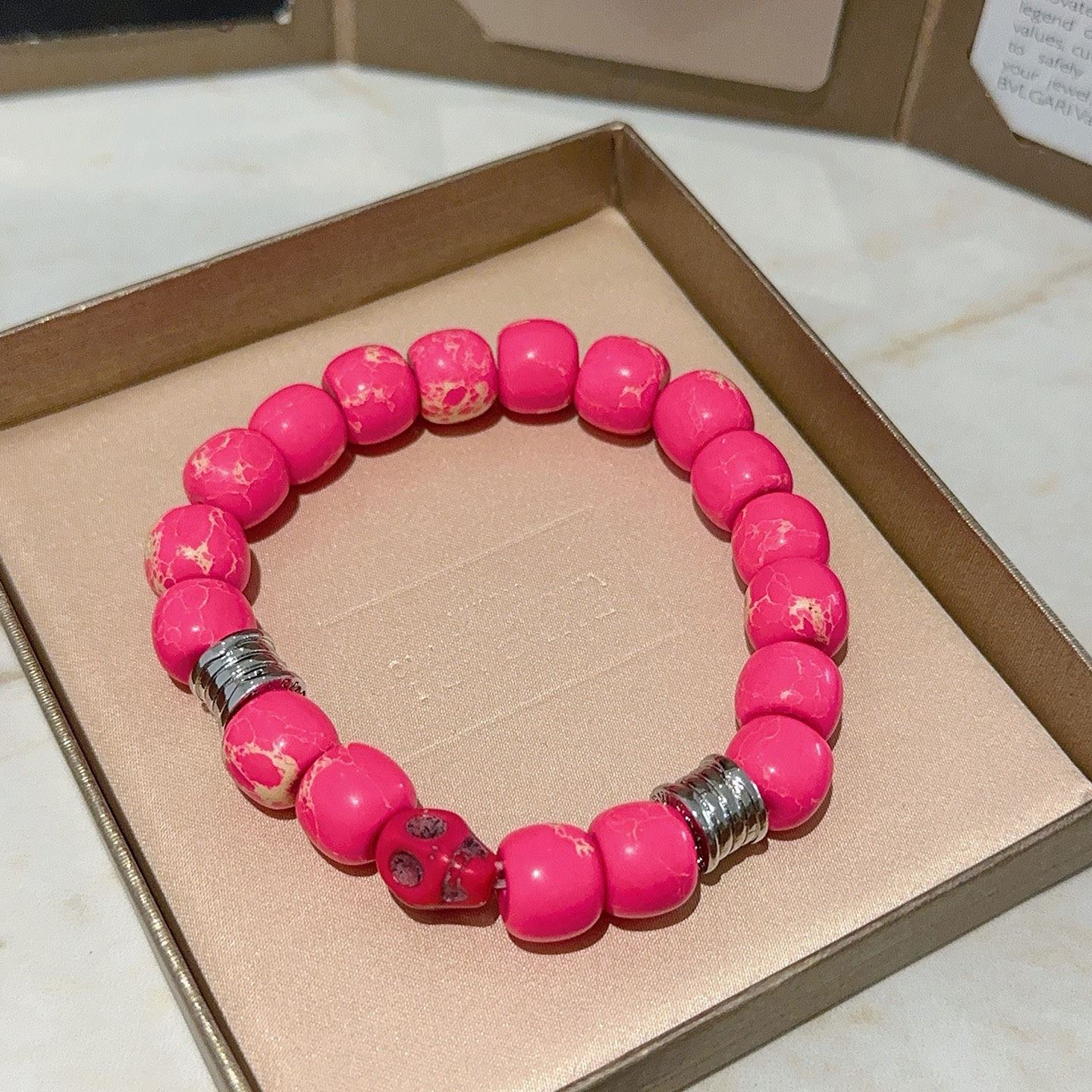 NO:558290,Batch. Bvlgari bracelet V gold material BVLGARI DIVAS' DREAM series snakeskin stone bracelet is in perfect condition, the details are invincible, the unique color is completely impeccable, and it is decorated with a classic ring shape design, which is simple yet elegant and eye-catching. The V gold pure handmade combination is more elegant and elegant. Same style for men and women. Bvlgari bracelet size: 18 20 22 24 cm, boutique jewelry, Bottega  veneta,bvlgari,bvlgari,bracelet,snakeskin19860909批.宝格丽手链V金材质 BVLGARI宝格丽 DIVAS‘ DREAM 系列 蛇皮石手链品相完美,细节无敌,那种独特的色泽完全无可挑剔,再缀以经典指环外形设计,简约之余却又优雅夺目,V金纯手工的组合更显气色,上手雅致动人.男女同款 宝格丽手链尺寸:18 20 22 24厘米,饰品精品,bottega veneta,bvlgari,bvlgari,bracelet,snakeskin,Jewelry