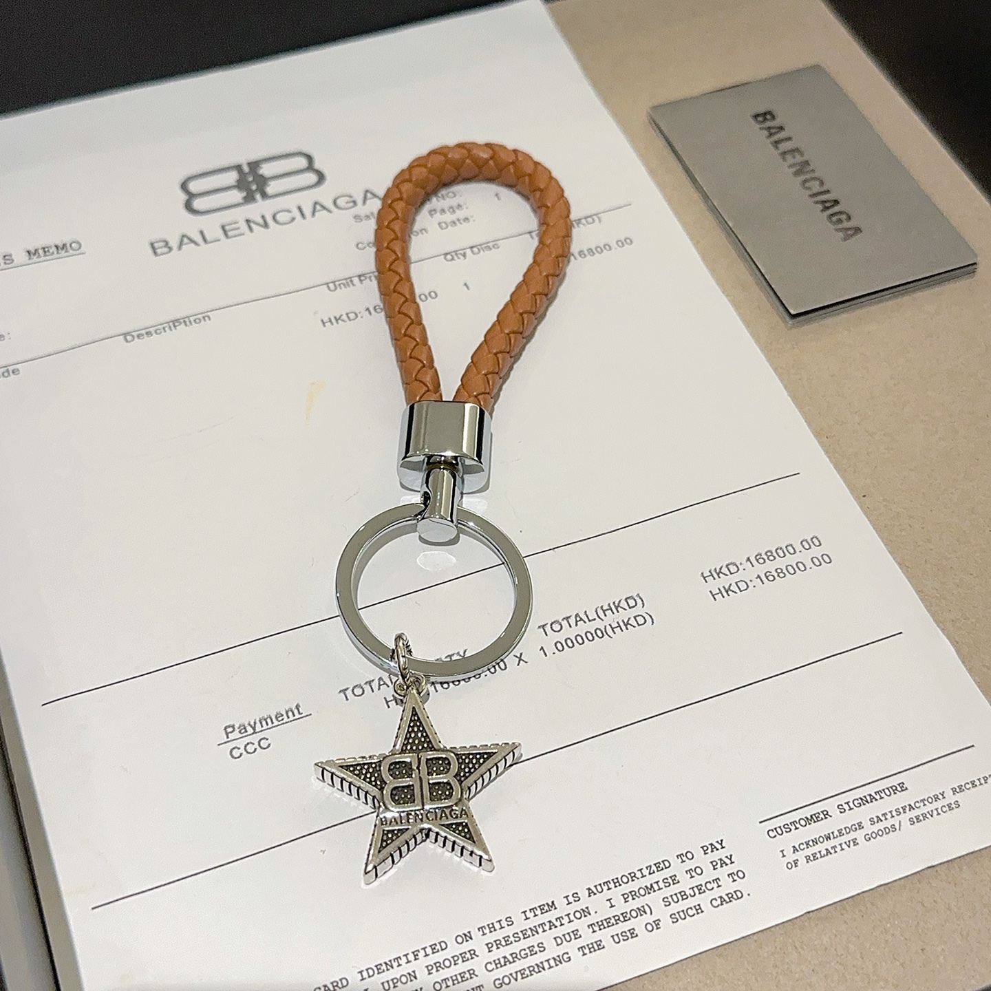 NO:558245,The first batch of new products released Balenciaga bag charm keychain Balenciaga keychain The latest bag charms are of a higher grade and are the same style as celebrities Classic co-branded design concept keychain series The details are distressed and not available in the market Glossy version This one has been on the market. The best-selling model in Balenciaga. Very good match with trendy backpacks, jewelry boutiques, balenciaga, backpacks, keychain19860909批新品发布 巴黎世家包包挂饰钥匙扣 巴黎世家钥匙扣 最新款包包挂饰档次更高明星同款 经典款联名设计理念钥匙扣系列 细节对版做旧处理 非市面亮面版型 这款一直在出 巴黎世家里面热卖款 非常好搭配潮流背包,饰品精品,balenciaga,backpacks,keychain,Jewelry