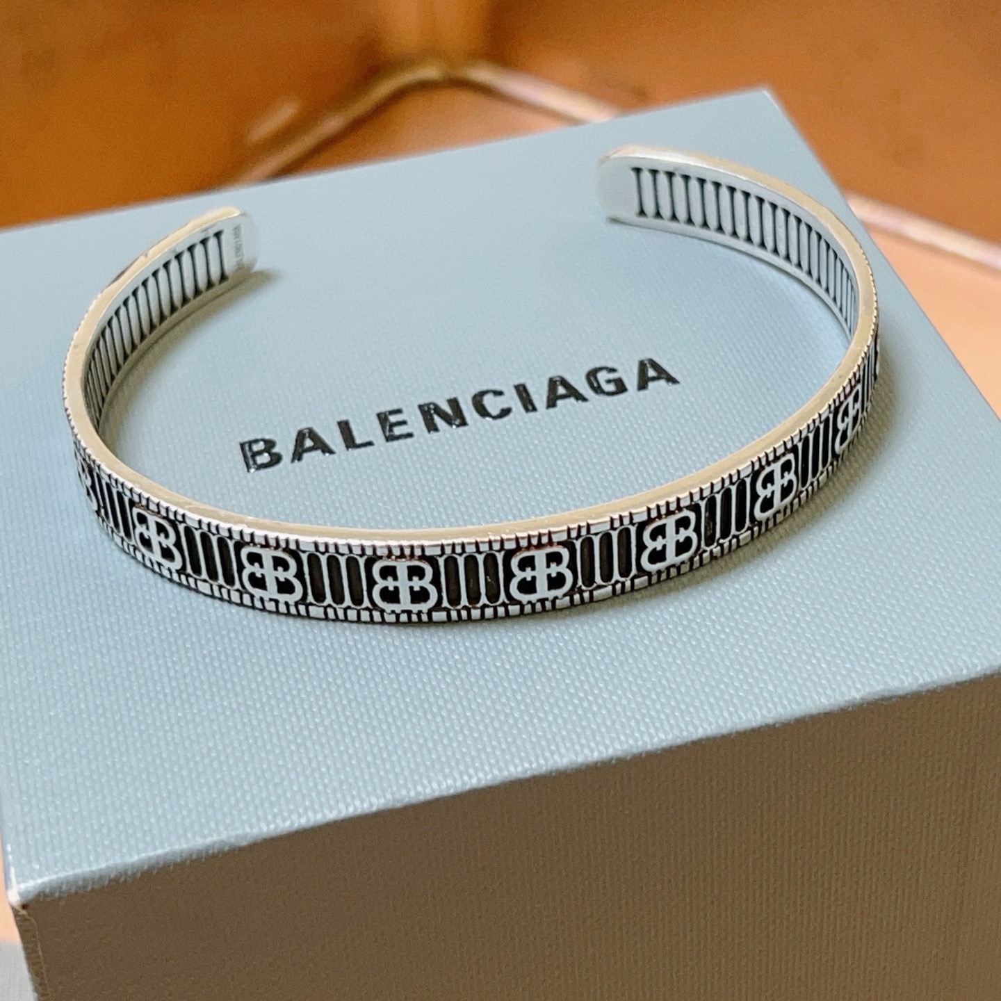 NO:558265,Batch. Original item, new product, Balenciaga bracelet, Balenciaga bracelet counter, consistent Balenciaga bracelet, popular model for men and women shipped, unique design, avant-garde, a must-have for men and women!  , jewelry boutique, balenciaga, balenciaga, bracelet, bracelet19860909批. 原单货新品 巴黎世家手镯 Balenciaga手链专柜一致巴黎世家手链手镯 男女火爆款出货 设计独特 前卫 男女必备！,饰品精品,balenciaga,balenciaga,bracelet,bracelet,Jewelry