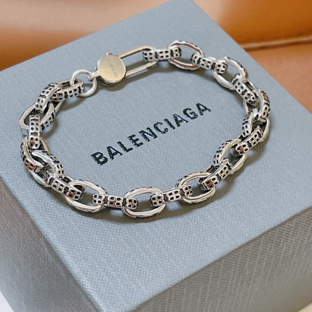 NO:558280,Batch. Original new product Balenciaga Balenciaga Bracelet Counter Same Balenciaga Bracelet Men's hot model shipped Unique design avant-garde A must-have for men and women!  Size 18.20.22.24cm, fine jewelry, balenciaga, balenciaga, bracelet19860909批. 原单货新品 巴黎世家 Balenciaga手链专柜一致巴黎世家手链 男士火爆款出货 设计独特 前卫 男女必备！码数18.20.22.24cm,饰品精品,balenciaga,balenciaga,bracelet,Jewelry