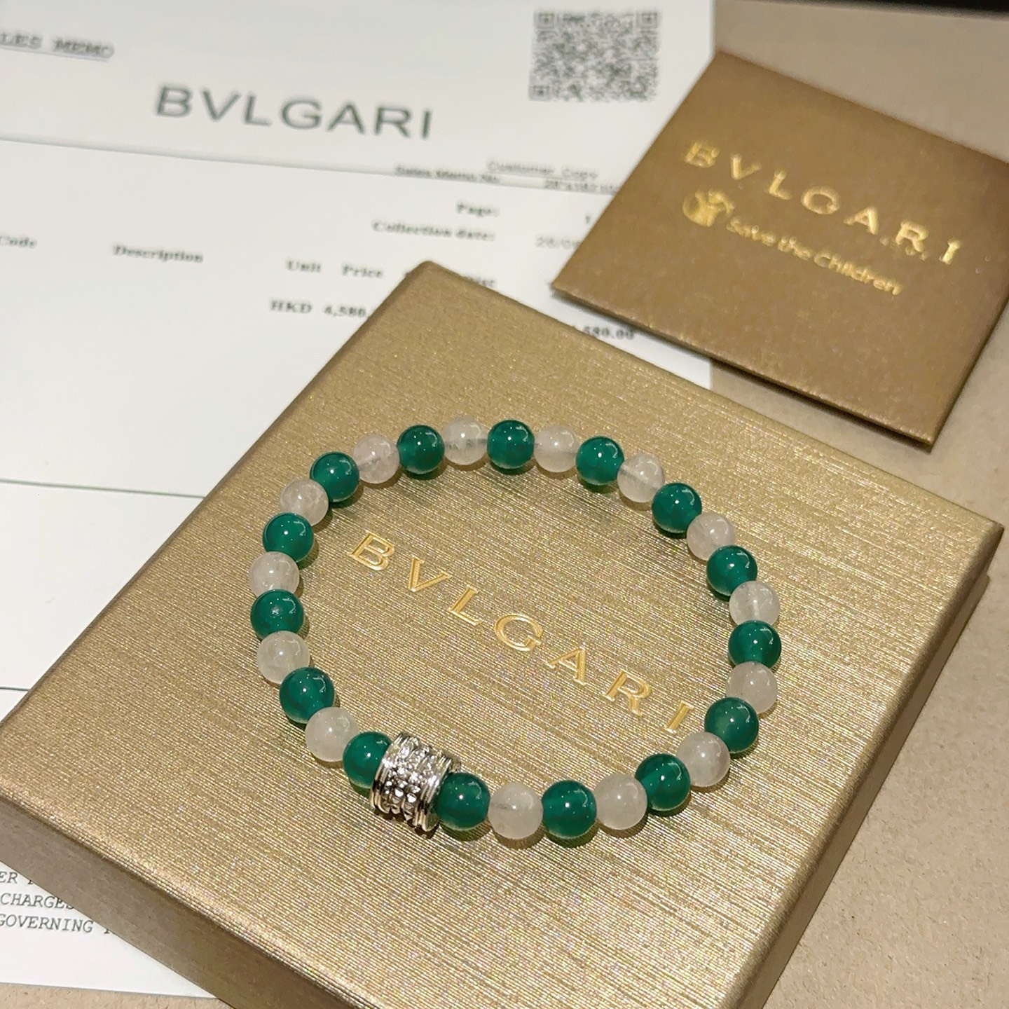 NO:558366,Batch. BVLGARI Bracelet V gold material BVLGARI DIVAS' DREAM series natural green agate bracelet is in perfect condition, the details are invincible, the unique color is completely impeccable, and it is decorated with a classic ring shape design, which is simple yet elegant and eye-catching. The V gold pure handmade combination is more elegant and elegant. Same style for men and women. Bvlgari bracelet size: 18 20 22  24 cm, fine jewelry, bottega veneta, bvlgari, bvlgari, bracelet19860909批.宝格丽手链V金材质 BVLGARI宝格丽 DIVAS‘ DREAM 系列 天然绿玛瑙手链品相完美,细节无敌,那种独特的色泽完全无可挑剔,再缀以经典指环外形设计,简约之余却又优雅夺目,V金纯手工的组合更显气色,上手雅致动人.男女同款 宝格丽手链尺寸:18 20 22 24厘米,饰品精品,bottega veneta,bvlgari,bvlgari,bracelet,Jewelry