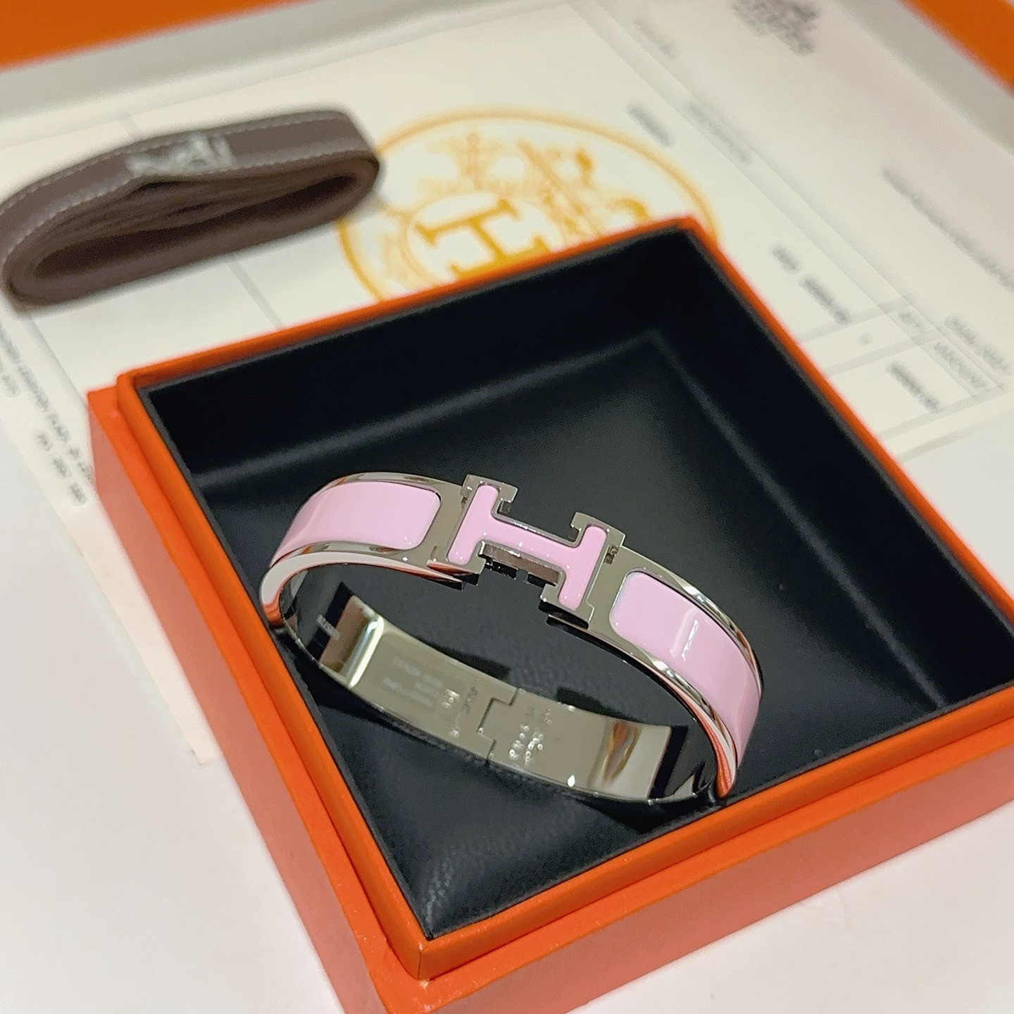 NO:558368,Batch. Hermes Hermes bracelet v gold original customization Hermes bracelet enamel craftsmanship is a test of the master's skills. Make sure the color is hand-made [color][color] v gold high-end customization. Goddesses love Hermes hot bracelets. Super exquisite and praise all goddesses and stars. The same style. High-end franc material, K gold texture, Seiko pure handmade product. Really good to use. Boutique jewelry, hermes, hermes, bracelet19860909批. Hermes 爱马仕手镯 v金原版定制 爱马仕手环 珐琅工艺太考验师傅的手艺了 要确保色泽手工制作好[色][色] v金高端定制 女神 都爱爱马仕火爆手镯 超精赞各路女神 明星 同款 高端法郎材质,k金质感,精工纯手工出品上手真的赞,饰品精品,hermes,hermes,bracelet,Jewelry