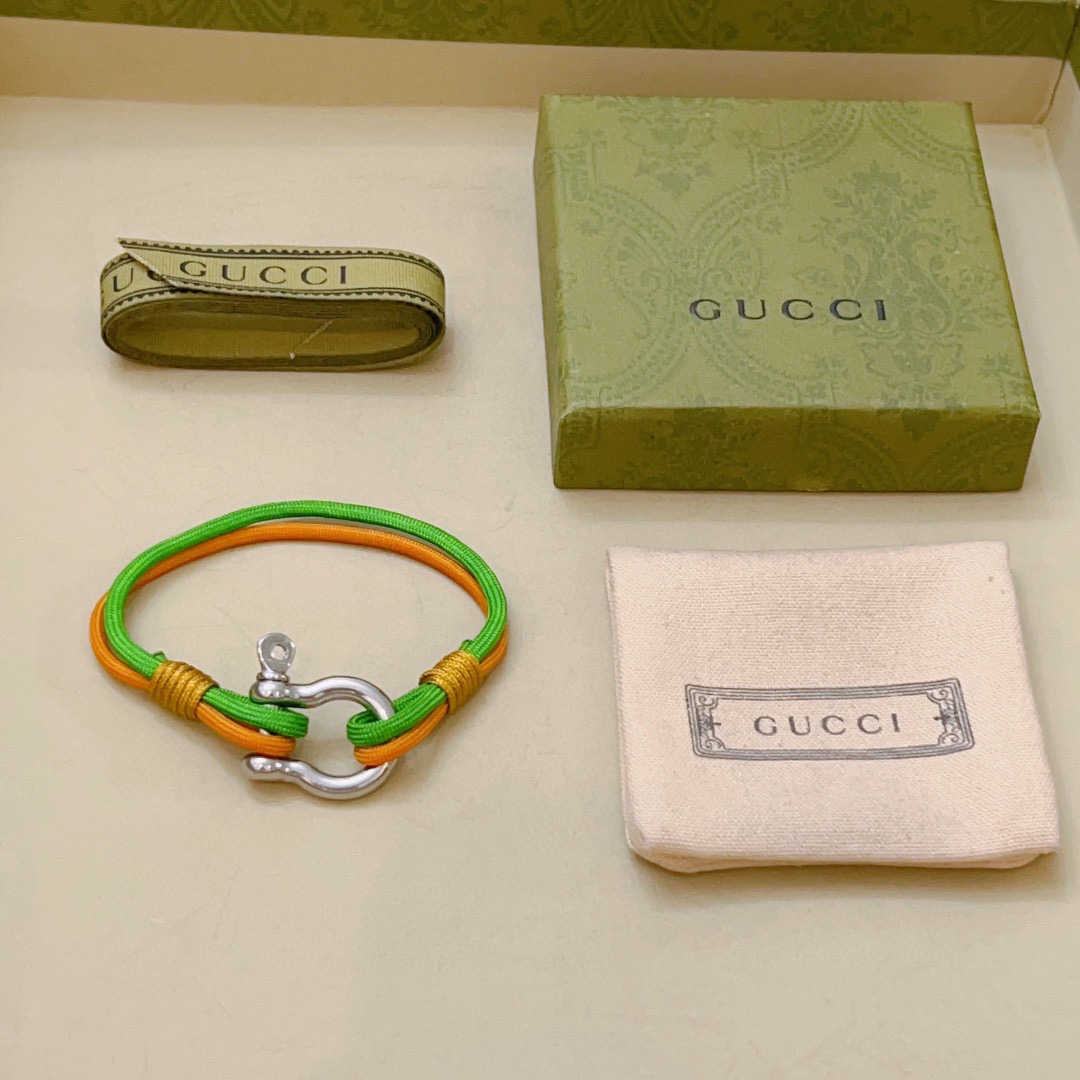 NO:558376,The latest Gucci bracelet is hand-woven and takes 5 days to make. It takes 5 days to successfully produce. The same style as the star Anger Forest series, double G classic series, vintage silver and men's and women's bracelets. Bracelet size: 18.5>19.5>20.5>21.5 cm. Details are distressed and not available in the market. This is a shiny version. This one has been out. It is a best-selling model in Gucci. It is very good to match with trendy clothes, jewelry boutiques, gucci, and bracelets.19860909批 古驰手绳手环最新款纯手工编织而成一条需要花费5天时间才能制作成功档次更高明星同款Anger Forest系列双G经典款系列复古银男女同款手链 手绳尺寸:18.5>19.5>20.5>21.5厘米 细节对版做旧处理 非市面亮面版型 这款一直在出 古驰里面热卖款 非常好搭配潮流衣服,饰品精品,gucci,bracelet,Jewelry