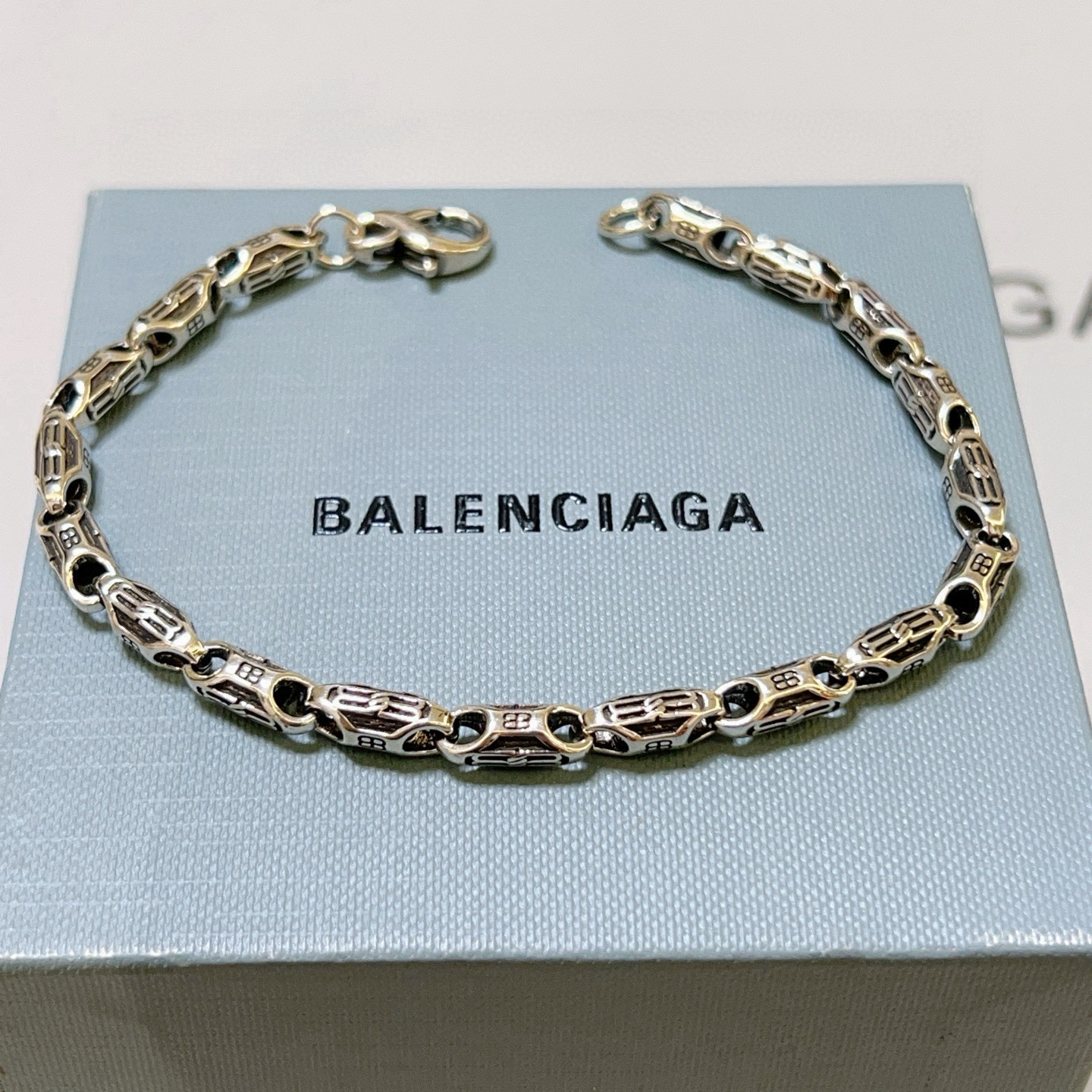 NO:582297,Batch. Original new product Balenciaga Bracelet Balenciaga Bracelet Counter Same Balenciaga Bracelet Men's hot model shipped Unique design avant-garde A must-have for men!  Size 18 20 22 24cm, fine jewelry, balenciaga, balenciaga, bracelet19860909批. 原单货新品 巴黎世家手链Balenciaga手链专柜一致巴黎世家手链 男士火爆款出货 设计独特 前卫 男士必备！码数18 20 22 24cm,饰品精品,balenciaga,balenciaga,bracelet,Jewelry