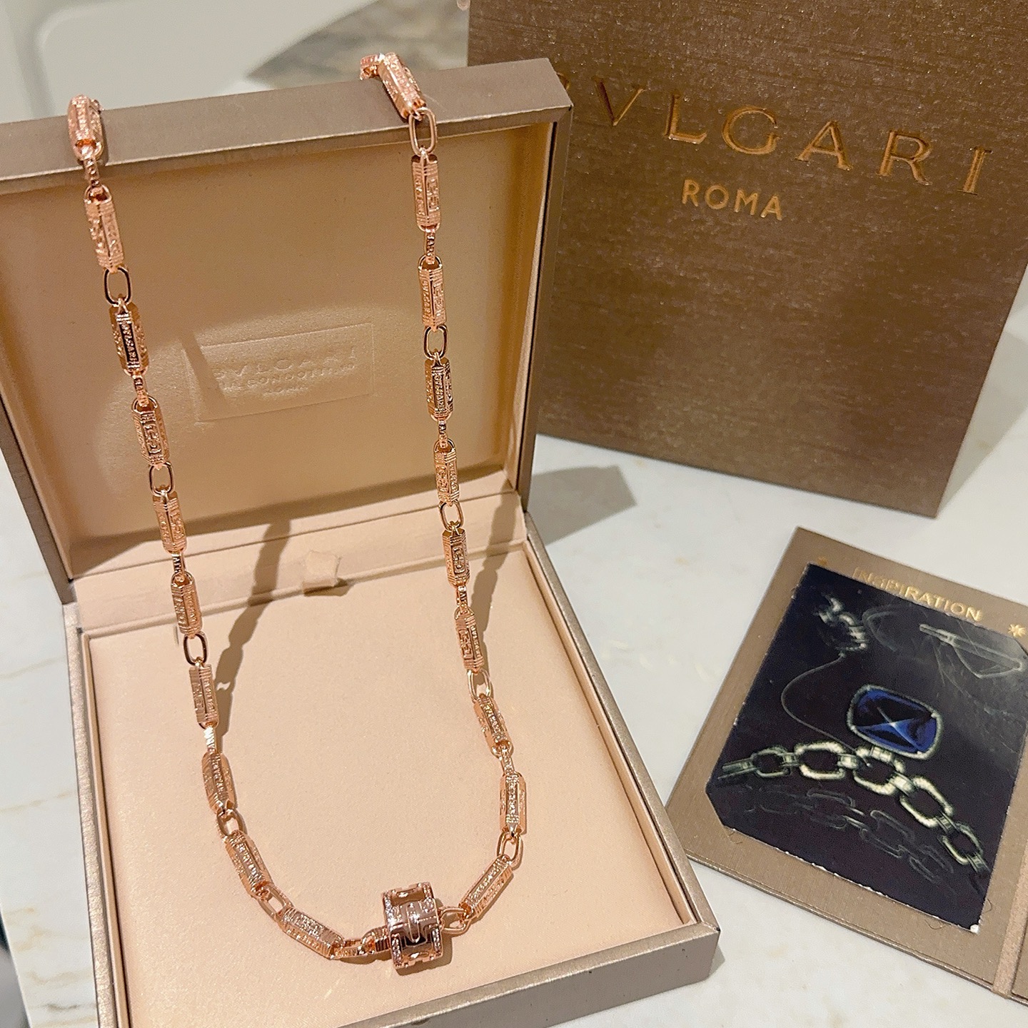 NO:582294,Batch Bulgari necklace V gold material. BVLGARI BVLGARI DIVAS' DREAM series. Perfect appearance, unparalleled details, the unique color is completely impeccable, and is decorated with a classic ring shape design. It is simple yet elegant and eye-catching. The combination of 18K gold is more elegant and elegant. Same style for men and women. Bvlgari necklace, fine jewelry, Bottega Veneta, bvlgari, bvlgari, necklace19860909批 宝格丽项链V金材质 .BVLGARI宝格丽 DIVAS‘ DREAM 系列 品相完美,细节无敌,那种独特的色泽完全无可挑剔,再缀以经典指环外形设计,简约之余却又优雅夺目,18K金的组合更显气色,上身雅致动人.男女同款 宝格丽项链,饰品精品,bottega veneta,bvlgari,bvlgari,necklace,Jewelry