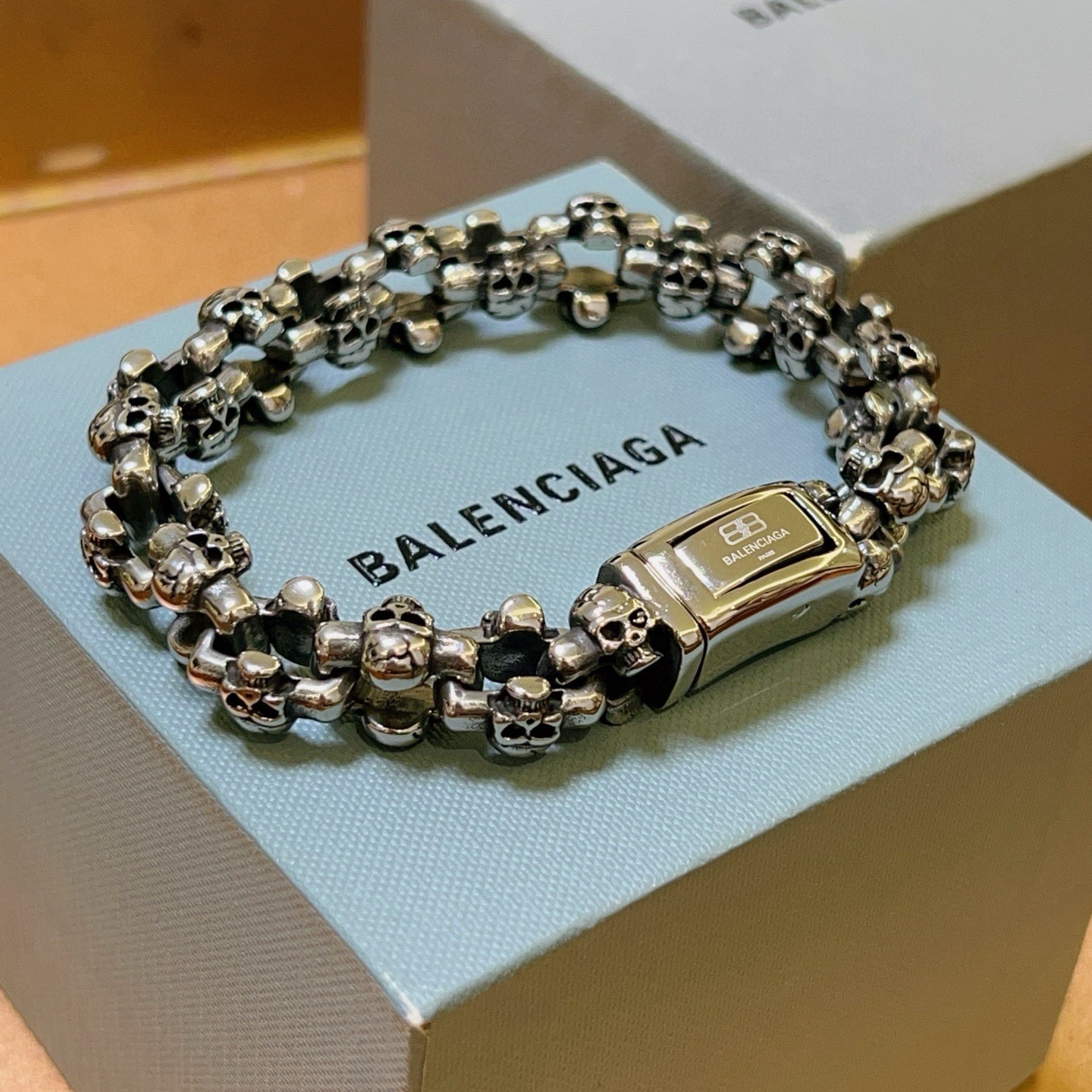 NO:581772,Batch. Original new product Balenciaga Bracelet Balenciaga Bracelet Counter Same Balenciaga Bracelet Men's hot model shipped Unique design avant-garde A must-have for men!  Retro old design, no oxidation or fading, fine jewelry, balenciaga, balenciaga, bracelet19860909批. 原单货新品 巴黎世家手链Balenciaga手链专柜一致巴黎世家手链 男士火爆款出货 设计独特 前卫 男士必备！复古做旧设计 任带不氧化不退色,饰品精品,balenciaga,balenciaga,bracelet,Jewelry