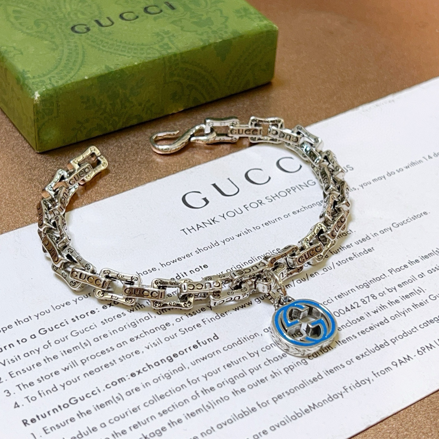 NO:581775,Batch. The latest Gucci bracelet recommended by Gucci for 2025 is released. The latest classic model of Gucci Gucci bracelet is exquisite. No matter the style or texture, it is absolutely top-notch. You can understand the original logo at a glance. Super nice. The best choice for matching clothes. A must-have artifact for men and women. Simple and elegant, low-key and luxurious. Size 18.20. 22.24 cm, fine jewelry, gucci, gucci, bracelet19860909批. 古驰推荐款2025最新古驰手链出炉 Gucci古驰手链最新款的经典款 精致无论款式 质感 都是绝对的顶尖feel 只要看一眼就懂了原版logo 超 nice 搭配衣服最佳的选择,男女同款必备神器 简单又大气,低调显奢华 码数18.20. 22. 24厘米,饰品精品,gucci,gucci,bracelet,Jewelry