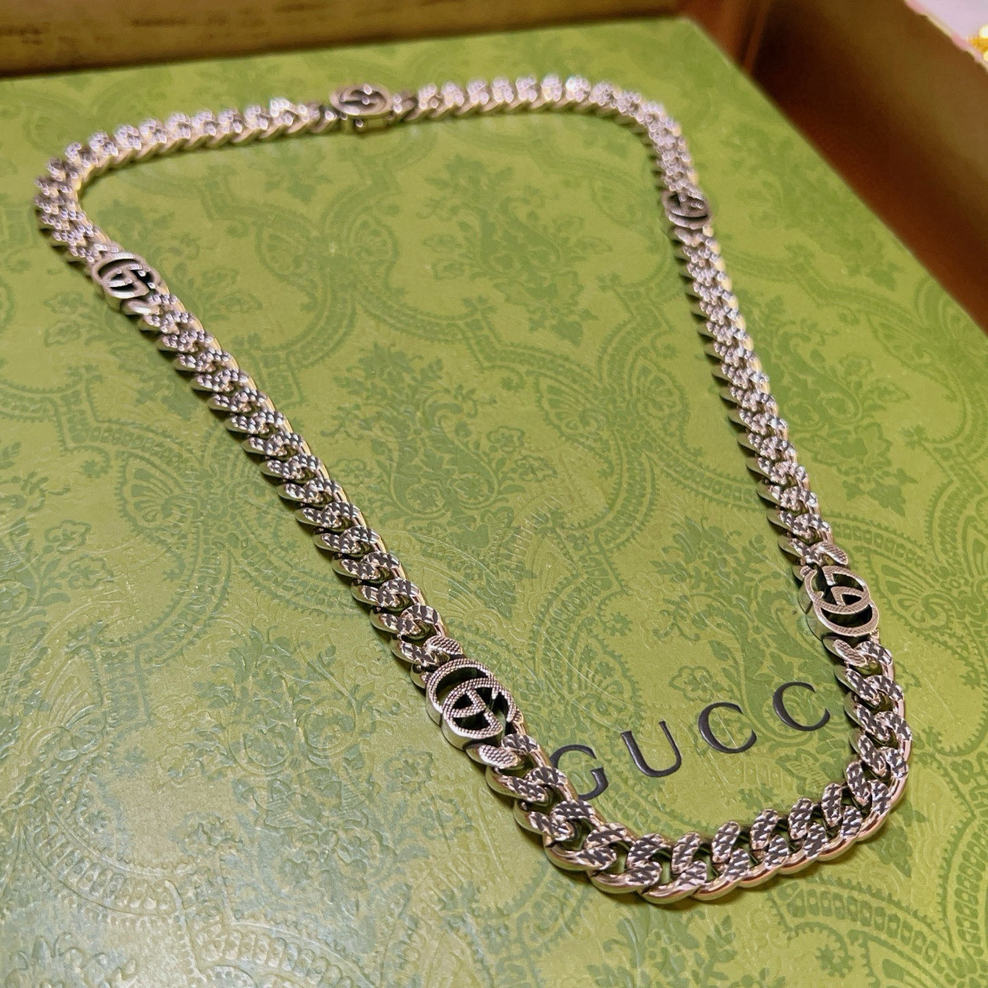 NO:581769,Batch Gucci suit new product release. It is not explosive. It is the first choice for Douyin to bring goods to internet celebrities. The latest chain of Gucci necklace is of higher quality. The same style as the Anger Forest series double G Gucci new art style retro necklace. It makes the high-end clothes more elegant. It has more brand and personality when going out. The details are distressed. The non-market glossy version. This one has been out. The best-selling model in Gucci. Very easy to match, fine jewelry, gucci, necklace.19860909批 古驰套装新品发布 不爆不发 抖音带货网红首选 古驰项链最新款链条档次更高明星同款Anger Forest系列双g古驰新品艺术风格复古项链 让高档的衣服搭配更有气质 出去更有牌面和个性 细节对版做旧处理 非市面亮面版型 这款一直在出 古驰里面热卖款 非常好搭配,饰品精品,gucci,necklace,Jewelry