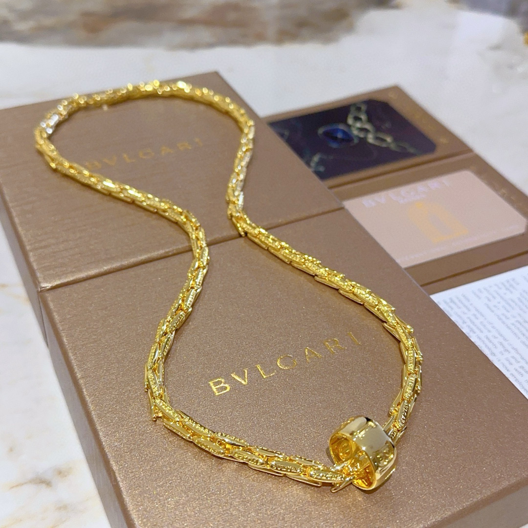 NO:581771,Batch. Bvlgari necklace made of V gold. BVLGARI DIVAS’ DREAM series. Perfect appearance, incomparable details. The unique color is completely impeccable. It is decorated with a classic ring shape design. It is simple yet elegant and eye-catching. The combination of platinum inlaid with diamonds makes the upper body more elegant and attractive. Same style for men and women. Bvlgari necklaces, exquisite jewelry, bottega veneta, bvlgari, bvlgari, necklace19860909批.宝格丽项链V金材质 .BVLGARI宝格丽 DIVAS‘ DREAM 系列 品相完美,细节无敌,那种独特的色泽完全无可挑剔,再缀以经典指环外形设计,简约之余却又优雅夺目,铂金镶嵌钻石的组合更显气色,上身雅致动人.男女同款 宝格丽项链,饰品精品,bottega veneta,bvlgari,bvlgari,necklace,Jewelry