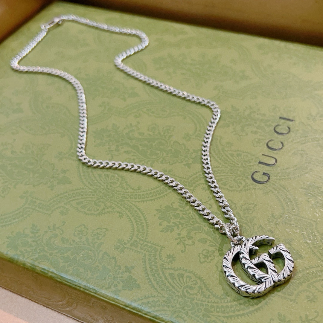 NO:581783,Batch Gucci necklace 2025 latest chain with higher grade. Same style as Anger Forest series double G Gucci necklace for celebrities. The chain length is 60 cm and the length can be changed. The details are distressed. The shiny version is not available in the market. This one has been out. It is the best-selling model in Gucci. It is very good to match with trendy clothes, fine jewelry, gucci, necklace.19860909批 古驰项链2025最新款链条档次更高明星同款Anger Forest系列双G古驰项链 链长60厘米可改长度 细节对版做旧处理 非市面亮面版型 这款一直在出 古驰里面热卖款 非常好搭配潮流衣服,饰品精品,gucci,necklace,Jewelry