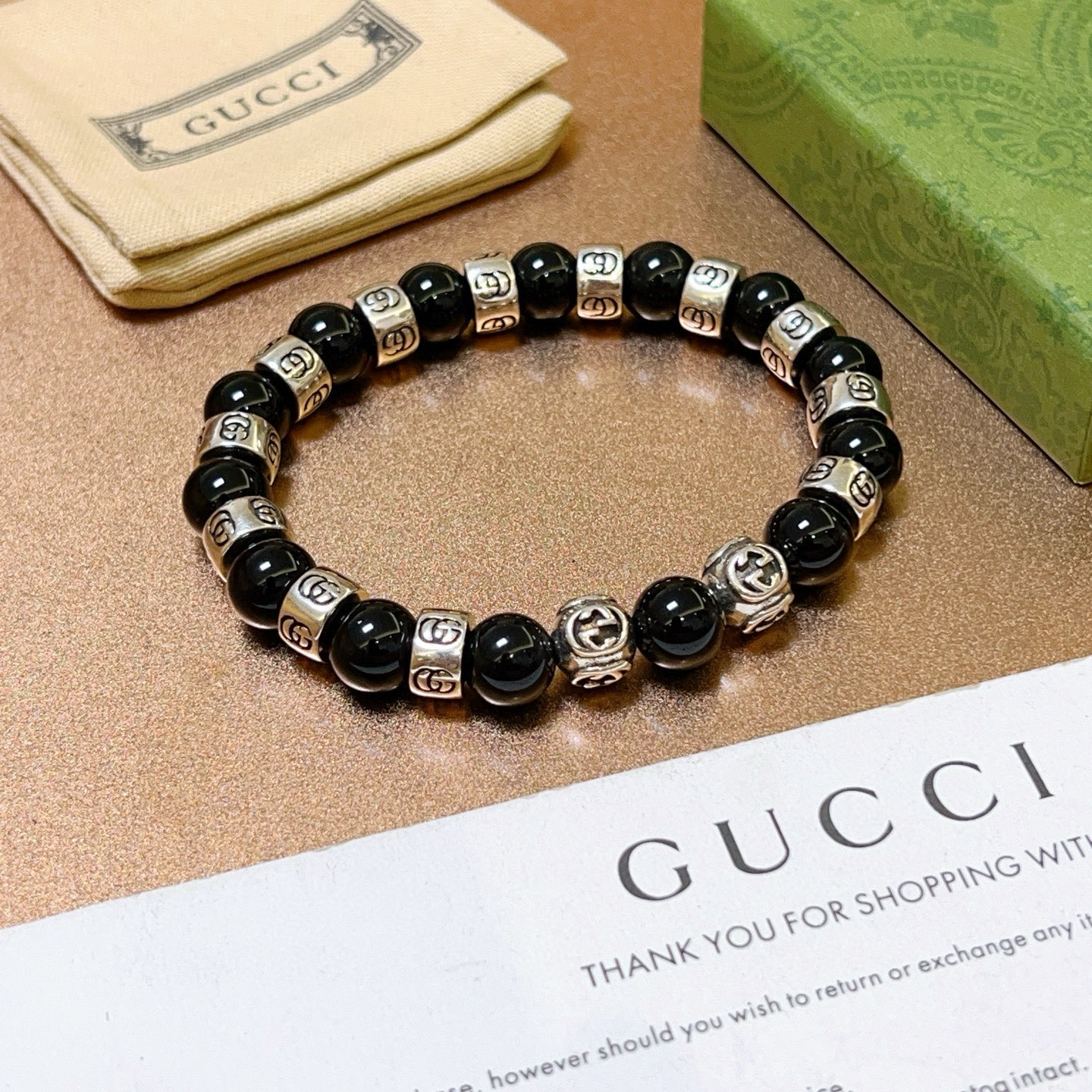 NO:581787,Batch Gucci bracelet luxury bracelet, same style for men and women. The latest full-piece black onyx beaded bracelet is of a higher grade. The same style as the Anger Forest series double-g retro Gucci bracelet for celebrities. Size: 16-24 cm. Details are distressed. Non-market glossy version. Non-market ordinary make. This model has been out. The best-selling model in Gucci. Very good to match clothes, high-quality jewelry, gucci, bracelet.19860909批 古驰手链奢华手串 男女同款 最新款全件黑玛瑙串珠手链档次更高明星同款Anger Forest系列双g复古古驰手链 尺寸:16-24厘米 细节对版做旧处理 非市面亮面版型 非市面普通做这款一直在出 古驰里面热卖款 非常好搭配衣服,饰品精品,gucci,bracelet,Jewelry