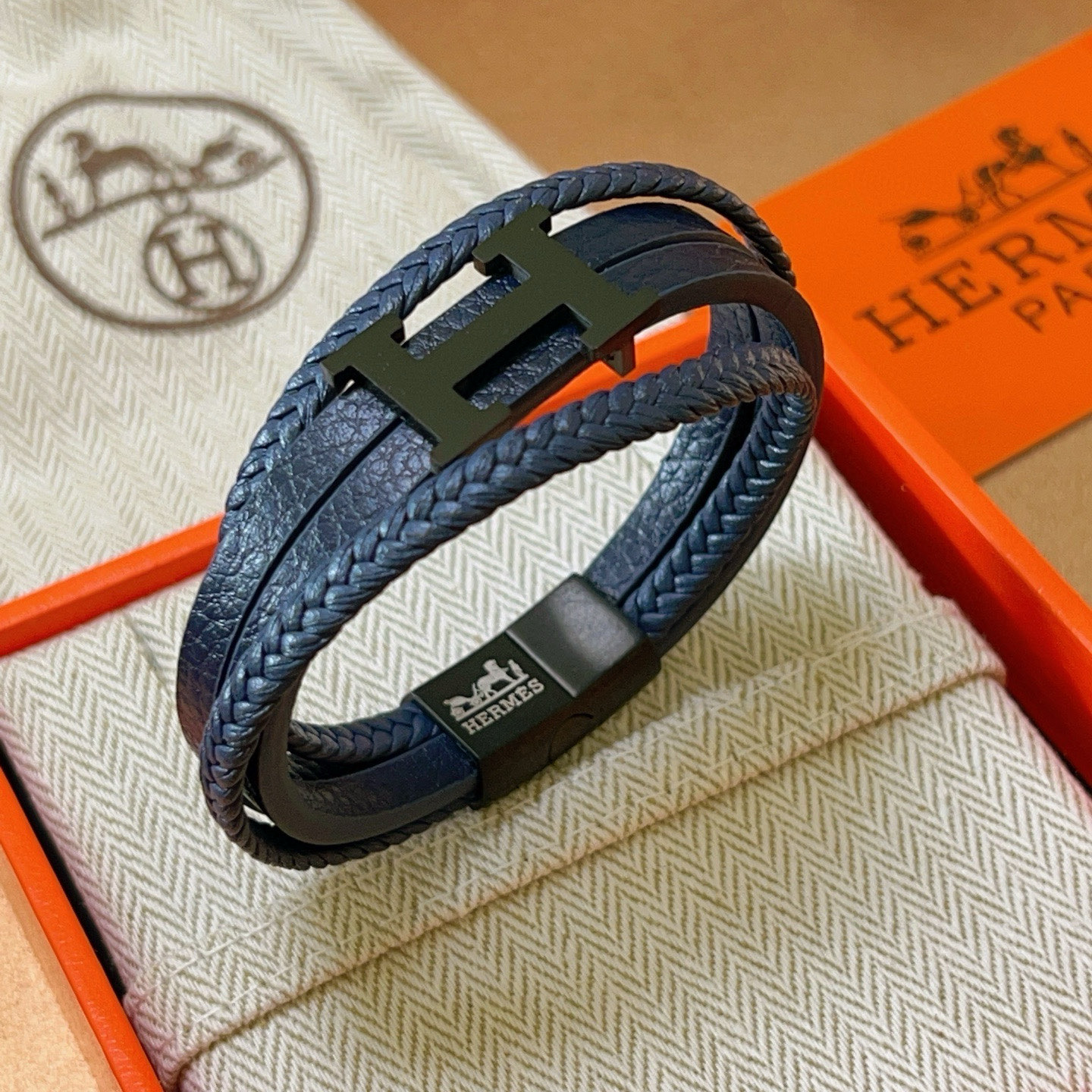 NO:581765,Batch New Product Release Hermès bracelet, the latest pure handmade first-layer cowhide material, higher grade, the same model as the star's H series series, classic series bracelet, bracelet size: 19.5 21.5 cm, details are distressed, non-market glossy version, this one has been out, the best-selling model in Hermès, very good to match trendy clothes, jewelry boutiques, hermes, bracelet, cowhide19860909批 新品发售 爱马仕手绳手环最新款纯手工头层牛皮材质档次更高明星同款H系列系列经典款系列手链手绳 手绳尺寸:19.5 21.5厘米 细节对版做旧处理 非市面亮面版型 这款一直在出 爱马仕里面热卖款 非常好搭配潮流衣服,饰品精品,hermes,bracelet,cowhide,Jewelry