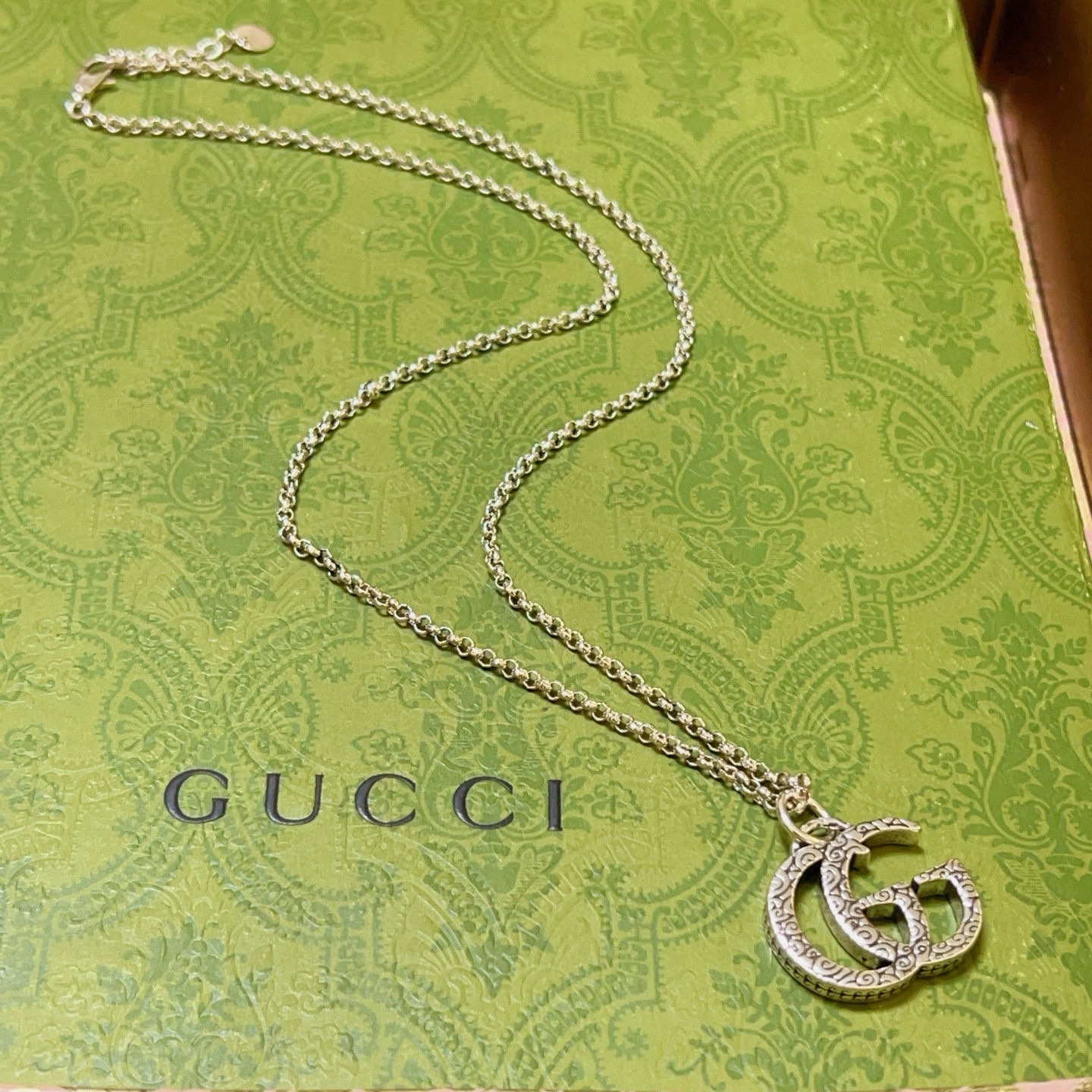 NO:581791,Batch, it’s so handsome. The latest chain of Gucci necklace has a higher grade. The same classic style as the star’s Anger Forest series double G. The new Gucci necklace. The details are distressed. The shiny version is not available in the market. This one has been on the market. It is a best-selling model in Gucci. It goes well with trendy clothes, high-quality jewelry, gucci, and necklaces.19860909批 太帅啦 古驰项链最新款链条档次更高明星同款经典款Anger Forest系列双G新款古驰项链 细节对版做旧处理 非市面亮面版型 这款一直在出 古驰里面热卖款 非常好搭配潮流衣服,饰品精品,gucci,necklace,Jewelry