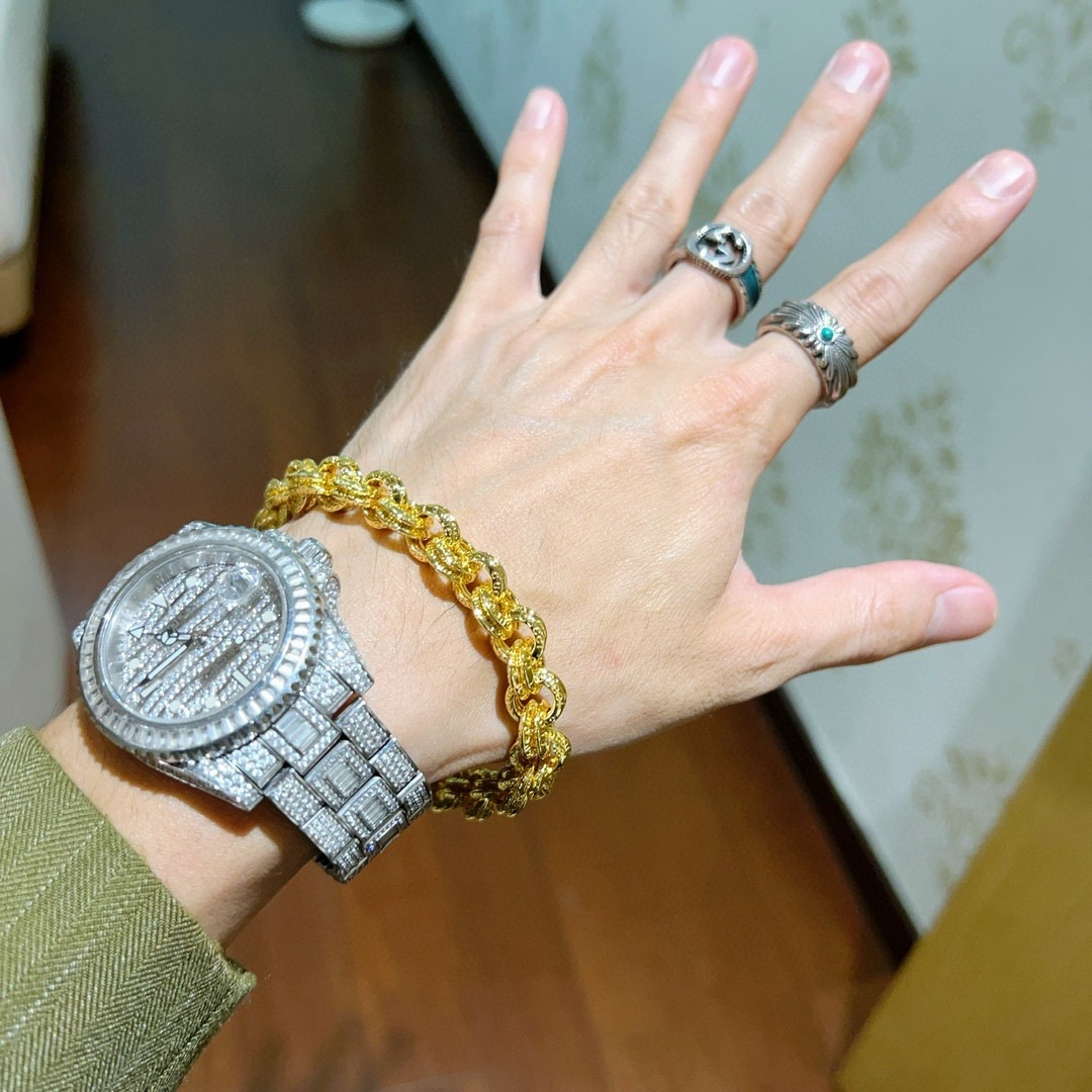 NO:575237,Batch. The latest Gucci bracelet is the latest classic model. It is exquisite regardless of style and texture. It is absolutely top-notch. You can understand the original logo at a glance. It is super nice. It is the best choice for matching clothes. It is a must-have artifact for men and women. Size 18.20.22.24 cm, fine jewelry, gucci, gucci, bracelet19860909批. 最新出炉 Gucci古驰手链最新款的经典款 精致无论款式 质感 都是绝对的顶尖feel 只要看一眼就懂了原版logo 超 nice 搭配衣服最佳的选择,男女同款必备神器 码数18.20.22.24厘米,饰品精品,gucci,gucci,bracelet,Jewelry