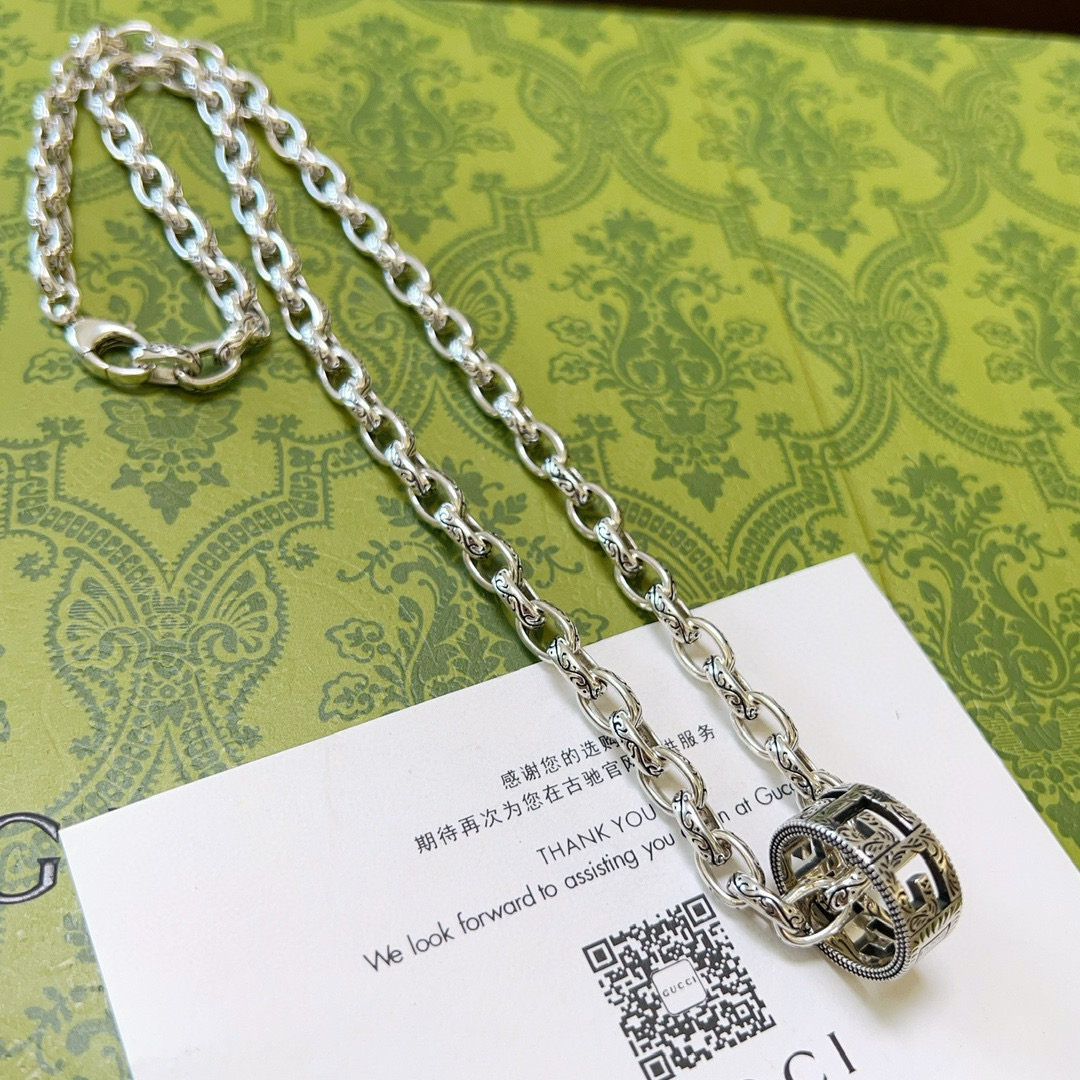 NO:581804,The latest Gucci necklace has a higher grade. The same style as the Anger Forest series, double G classic series, retro silver necklace for celebrities. The details are distressed. The glossy version is not available in the market. This model has been on the market. It is a best-selling model in Gucci. It goes well with trendy clothes, fine jewelry, gucci, and necklace.19860909批古驰项链最新款链条档次更高明星同款Anger Forest系列双G经典款系列复古银项链 细节对版做旧处理 非市面亮面版型 这款一直在出 古驰里面热卖款 非常好搭配潮流衣服,饰品精品,gucci,necklace,Jewelry