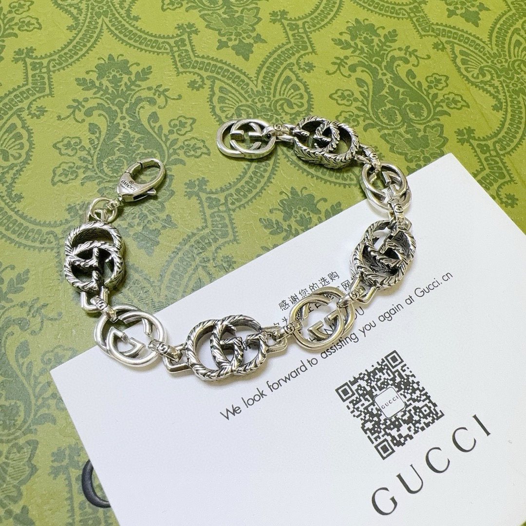 NO:575239,Batch. 2025 latest luxury version bracelet, pay attention to the details, exclusive high-quality Gucci bracelet, the latest classic style, exquisite, no matter the style or texture, it is absolutely top-notch. You can understand it at a glance. Super nice, the best choice to match clothes, a must-have artifact for men and women, size 17 to 24 cm, fine jewelry, gucci, gucci, bracelet19860909批. 2025最新出炉土豪版手链 认准细节 独家高品质 Gucci古驰手链最新款的经典款 精致无论款式 质感 都是绝对的顶尖feel 只要看一眼就懂了超 nice 搭配衣服最佳的选择,男女同款必备神器 码数17到24公分,饰品精品,gucci,gucci,bracelet,Jewelry