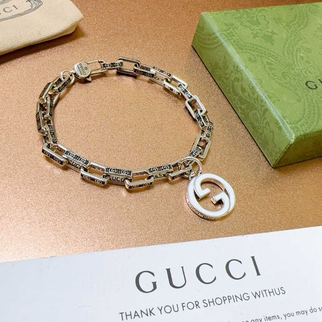 NO:581815,Batch. The latest Gucci bracelet recommended by Gucci is released. The latest classic model of Gucci bracelet is exquisite, regardless of style and texture. It is absolutely top-notch. You can understand the original logo at a glance. Super nice. The best choice to match clothes, a must-have artifact for men and women. Simple and elegant, low-key and luxurious. Size 18.20. 22.24 cm, fine jewelry, gucci, gucci, bracelet19860909批. 古驰推荐款最新古驰手链出炉 Gucci古驰手链最新款的经典款 精致无论款式 质感 都是绝对的顶尖feel 只要看一眼就懂了原版logo 超 nice 搭配衣服最佳的选择,男女同款必备神器 简单又大气,低调显奢华 码数18.20. 22. 24厘米,饰品精品,gucci,gucci,bracelet,Jewelry