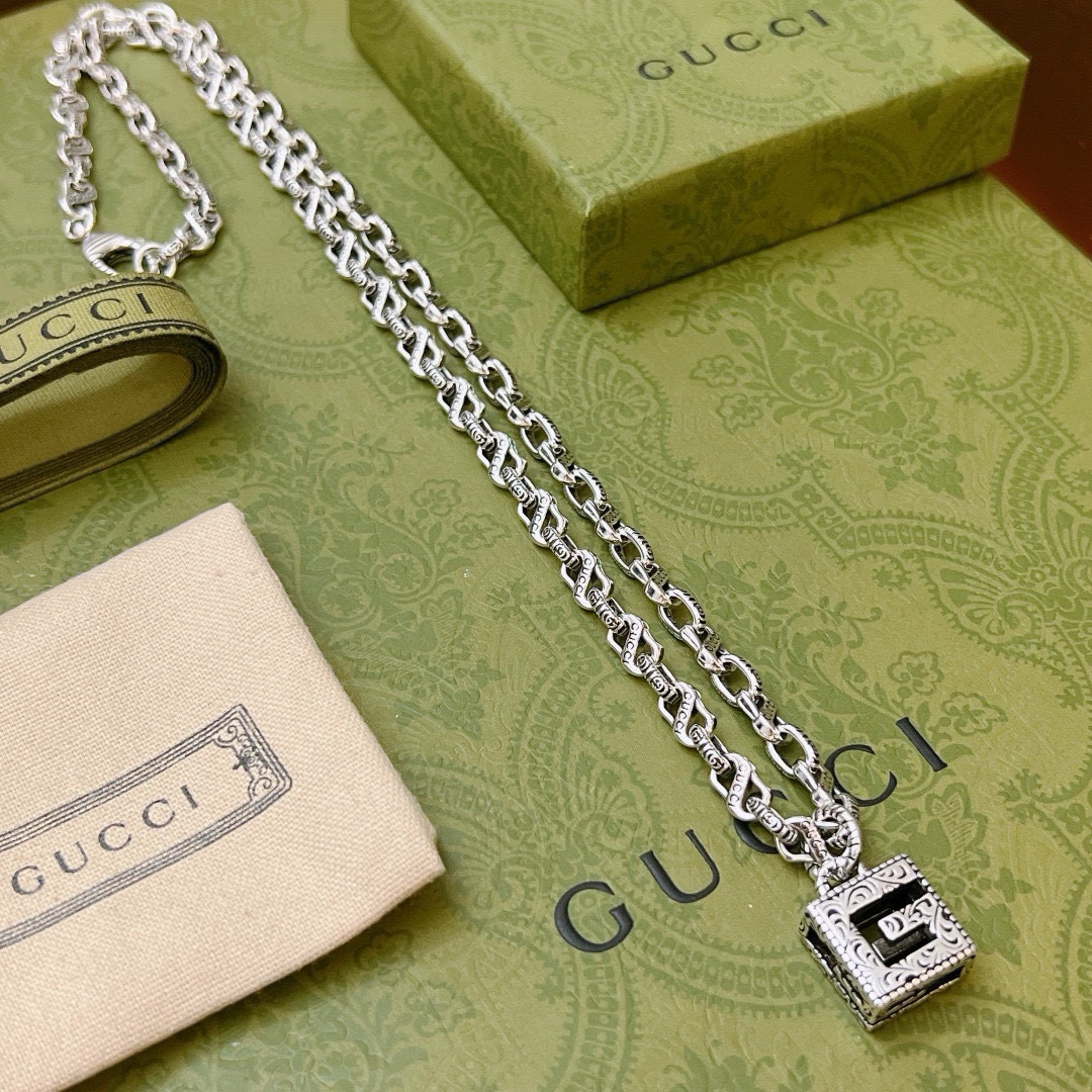 NO:581831,The first choice for buying goods on Douyin. The latest model of Gucci necklace has a higher grade. The same style as the Anger Forest series double G Gucci necklace for celebrities. The length of the chain is 60 cm and the length can be changed. The details are distressed. The shiny version is not available in the market. This model has been released. It is the best-selling model in Gucci. It is very suitable for trendy clothes, high-quality jewelry, gucci, and necklace.19860909批抖音带货首选 古驰项链最新款链条档次更高明星同款Anger Forest系列双G古驰项链 链长60厘米可改长度 细节对版做旧处理 非市面亮面版型 这款一直在出 古驰里面热卖款 非常好搭配潮流衣服,饰品精品,gucci,necklace,Jewelry