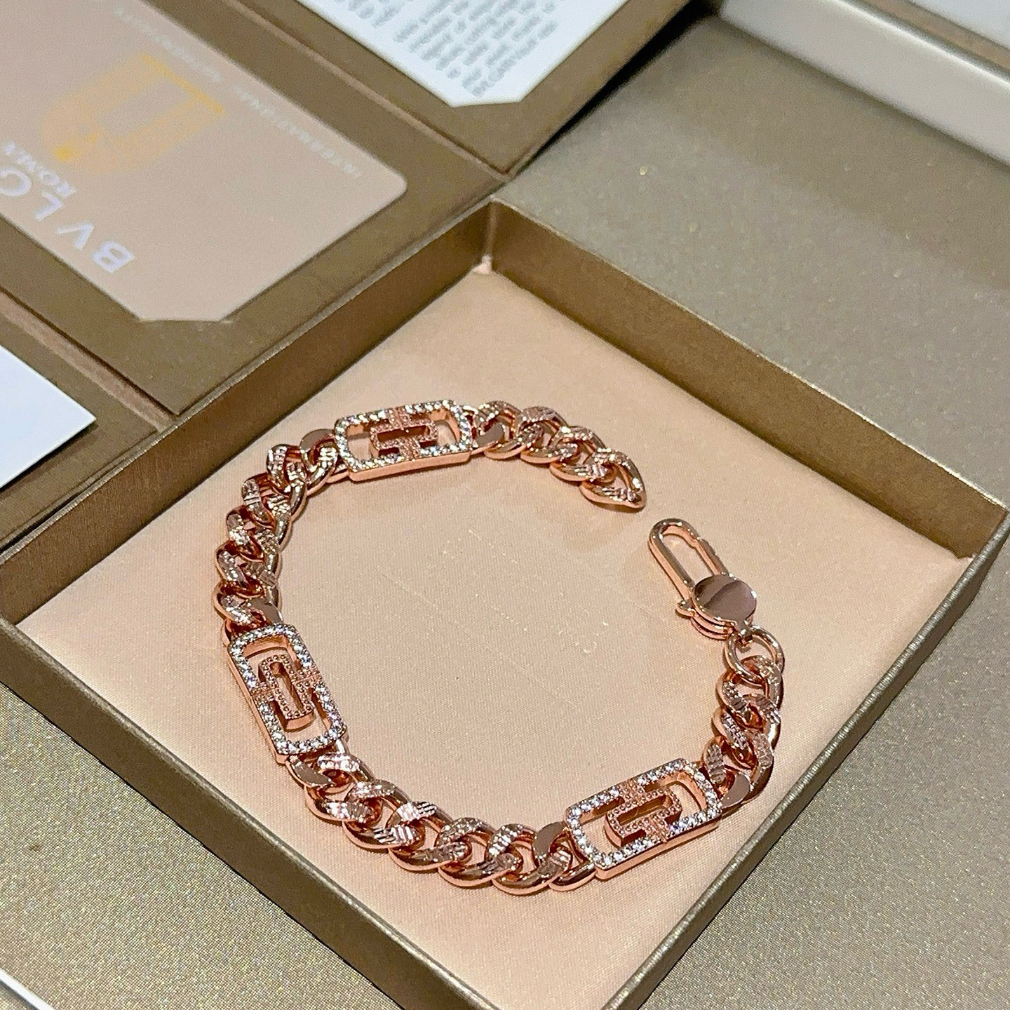 NO:581846,Batch. BVLGARI Bracelet V gold material BVLGARI DIVAS' DREAM series The appearance is perfect, the details are invincible, the unique color is completely impeccable, and it is decorated with a classic ring shape design, which is simple yet elegant and eye-catching. The pure handmade combination of V gold is more elegant and elegant. Same style for men and women. Bvlgari bracelet size: 18 20 22 24 cm, fine jewelry, Bottega  veneta,bvlgari,bvlgari,bracelet19860909批.宝格丽手链V金材质 BVLGARI宝格丽 DIVAS‘ DREAM 系列 品相完美,细节无敌,那种独特的色泽完全无可挑剔,再缀以经典指环外形设计,简约之余却又优雅夺目,V金纯手工的组合更显气色,上手雅致动人.男女同款 宝格丽手链尺寸:18 20 22 24厘米,饰品精品,bottega veneta,bvlgari,bvlgari,bracelet,Jewelry