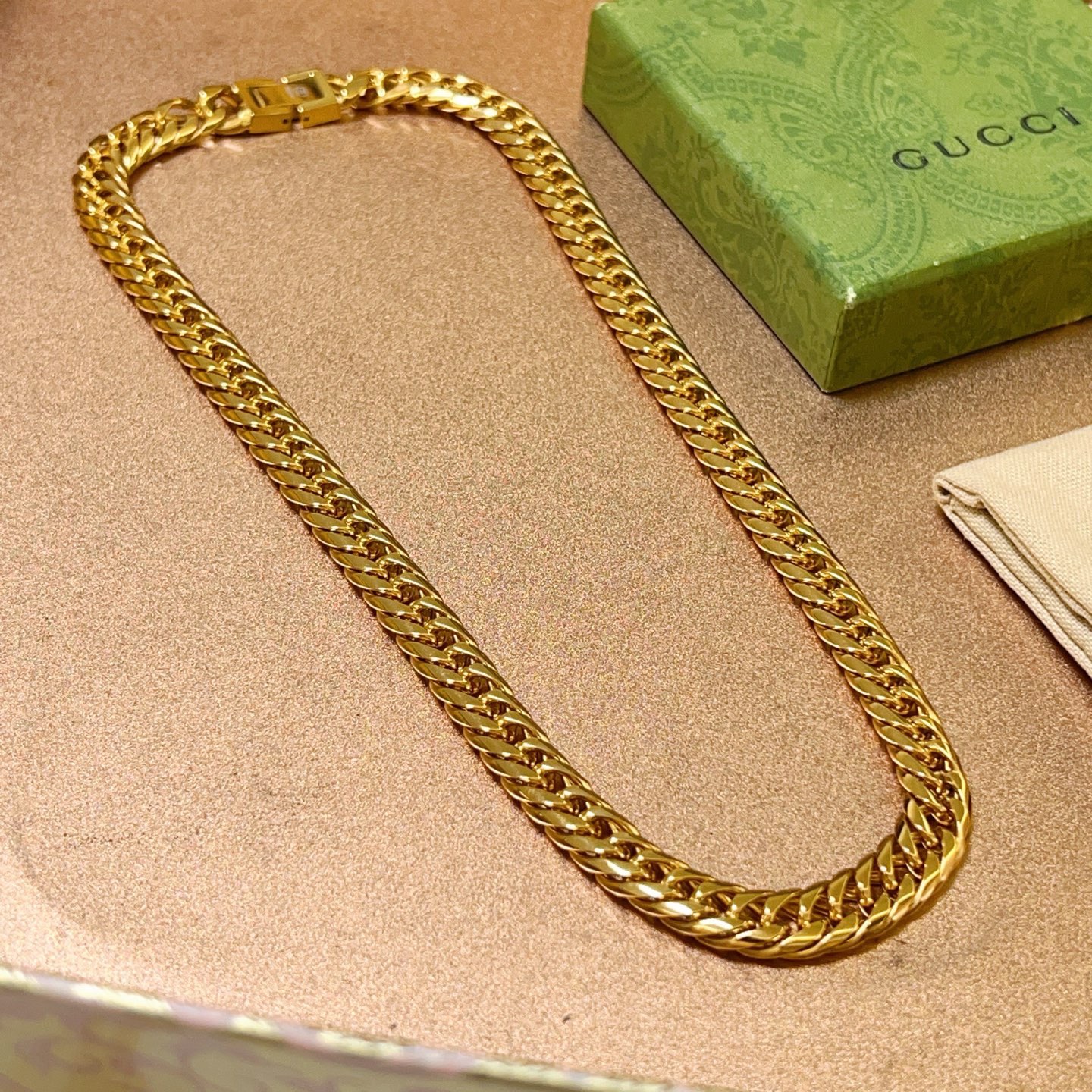 NO:581820,Batch (Luxury Style) Gucci Necklace’s latest chain has a higher grade and is the same style as that of celebrities. It took more than a month to make it. It is meticulously crafted and handmade to create the perfect latest style Anger Forest Series Double G Gucci Necklace. The details are gold-matched and not available in the market. This type of shiny version has been on the market. It is a best-selling model in Gucci. It goes well with trendy clothes, fine jewelry, Gucci, necklace, and gold.19860909批 (奢华款)古驰项链最新款链条档次更高明星同款.花了一个多月做出来精工细致纯手工打造完美的最新款式 Anger Forest系列双G古驰项链 细节对版黄金处理 非市面亮面版型 这款一直在出 古驰里面热卖款 非常好搭配潮流衣服,饰品精品,gucci,necklace,gold,Jewelry