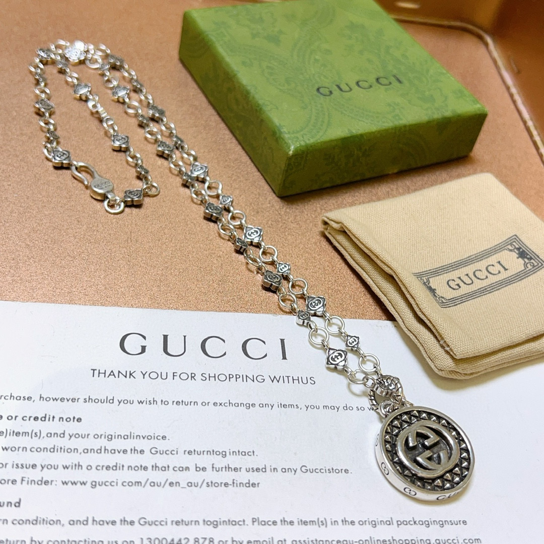 NO:581847,Batch New product launches are not popular until they are released. Douyin is the first choice for Internet celebrities to bring goods. The latest chain of Gucci necklaces is of higher quality. The same style as the Anger Forest series double G design concept retro necklace for celebrities. It makes high-end clothes more elegant and more brand-like and personalized when going out. The details are distressed. Non-market glossy version. This one has been released. The best-selling model in Gucci. Very easy to match, high-quality jewelry, gucci, necklace.19860909批  新品发布不爆不发 抖音带货网红首选 古驰项链最新款链条档次更高明星同款Anger Forest系列双g设计理念复古项链 让高档的衣服搭配更有气质 出去更有牌面和个性 细节对版做旧处理 非市面亮面版型 这款一直在出 古驰里面热卖款 非常好搭配,饰品精品,gucci,necklace,Jewelry