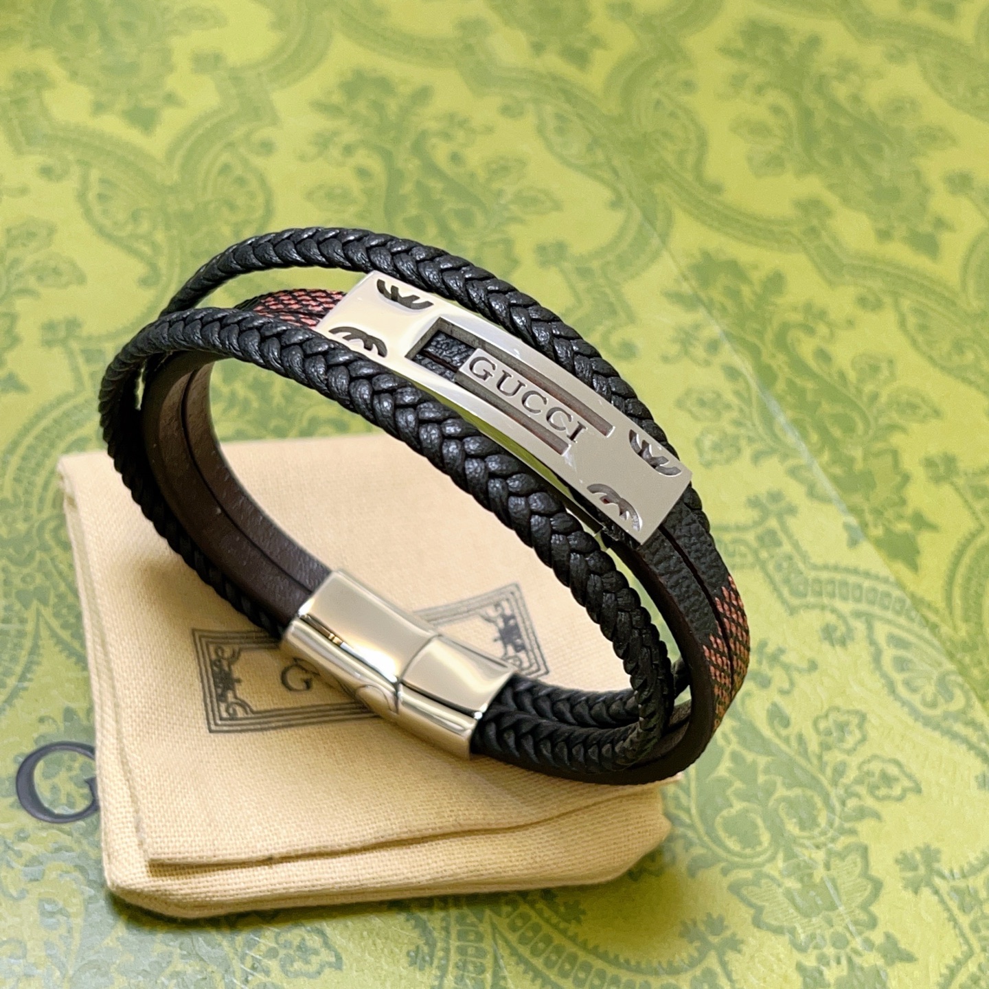 NO:582292,Batch new products for sale Gucci bracelets latest model pure handmade first-layer cowhide material with higher grade. Stars have the same Anger Forest series double G classic series retro silver bracelet bracelets. Details are distressed and not available in the market. This model has been sold in Gucci. It is a best-selling model in Gucci. It goes well with trendy clothes, fine jewelry, gucci, bracelet, cowhide.19860909批 新品发售 古驰手绳手环最新款纯手工头层牛皮材质档次更高明星同款Anger Forest系列双G经典款系列复古银手链手绳 细节对版做旧处理 非市面亮面版型 这款一直在出 古驰里面热卖款 非常好搭配潮流衣服,饰品精品,gucci,bracelet,cowhide,Jewelry