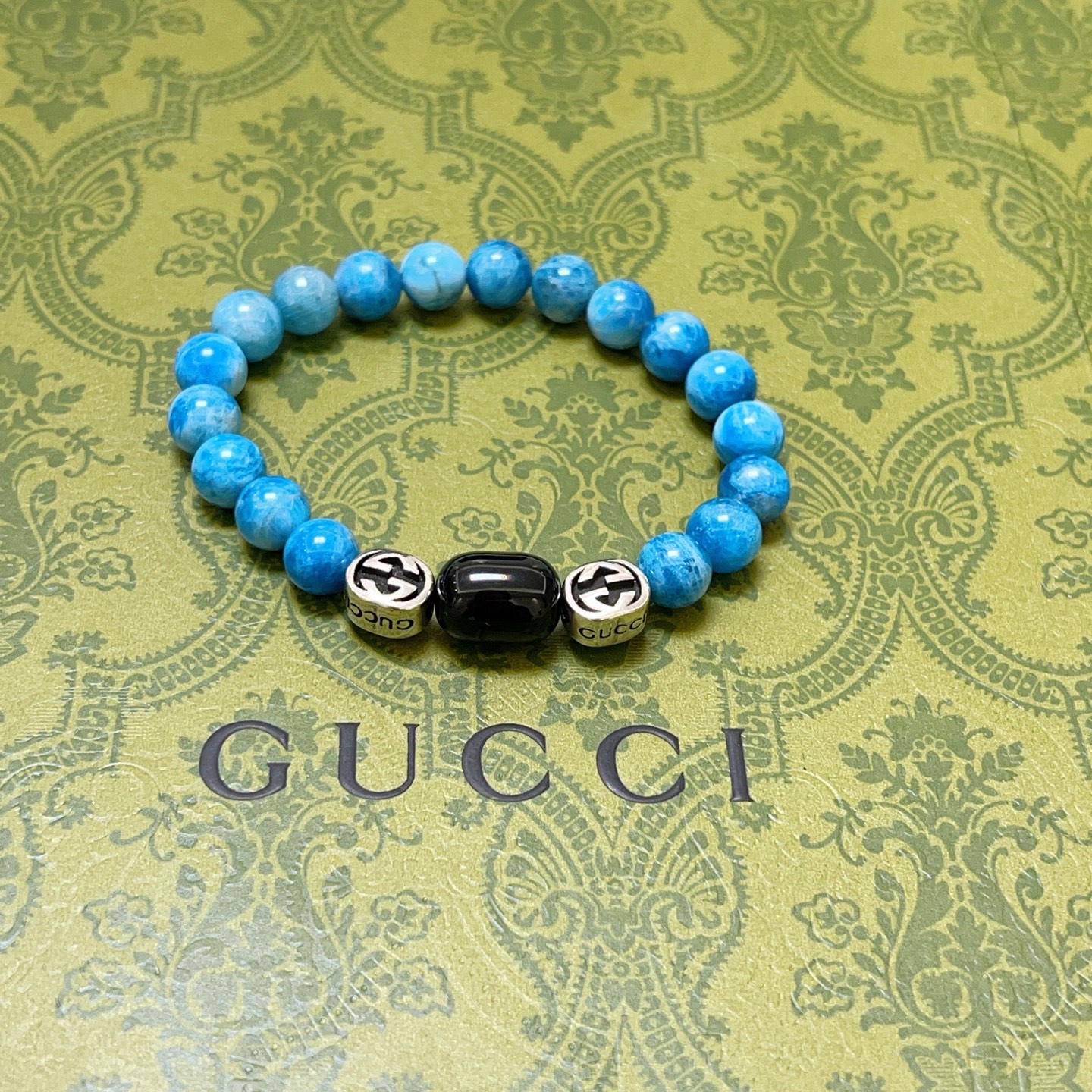 NO:582301,Batch Gucci bracelet luxury bracelet, same style for men and women. The latest full-piece ice crystal jade sapphire beaded bracelet is of a higher grade. The same style as the Anger Forest series double-g retro Gucci bracelet for celebrities. Size: 16-24 cm. Details are distressed. Non-market glossy version. Non-market ordinary make. This one has been out. Best-selling model in Gucci. Very good match with clothes, high-quality jewelry, gucci, bracelet.19860909批 古驰手链奢华手串 男女同款 最新款全件冰晶玉蓝石串珠手链档次更高明星同款Anger Forest系列双g复古古驰手链 尺寸:16-24厘米 细节对版做旧处理 非市面亮面版型 非市面普通做这款一直在出 古驰里面热卖款 非常好搭配衣服,饰品精品,gucci,bracelet,Jewelry