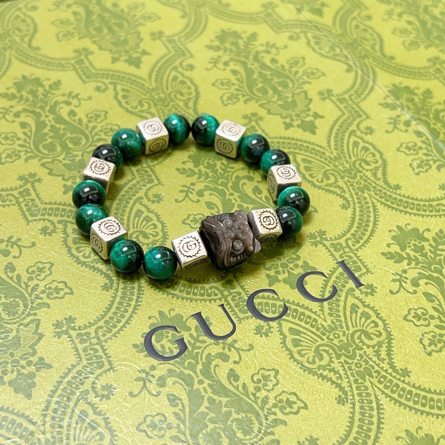 NO:582309,Batch Gucci bracelet luxury bracelet for men and women. The latest natural green tiger eye with silver obsidian bracelet is of higher grade. The same style as the Anger Forest series double G retro Gucci bracelet for celebrities. Size: 16-24 cm. Details are distressed. Non-market glossy version. Non-market ordinary. This model has been released. The best-selling model in Gucci. Very good to match clothes, high-quality jewelry, gucci, bracelet.19860909批 古驰手链奢华手串 男女同款 最新款天然绿虎眼搭配银曜石手链档次更高明星同款Anger Forest系列双g复古古驰手链 尺寸:16-24厘米 细节对版做旧处理 非市面亮面版型 非市面普通做这款一直在出 古驰里面热卖款 非常好搭配衣服,饰品精品,gucci,bracelet,Jewelry