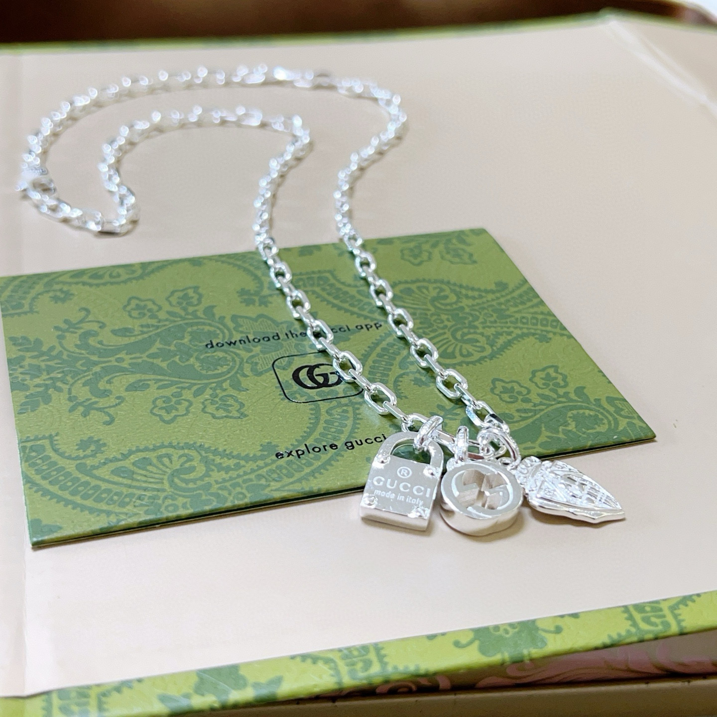 NO:582311,Batch Gucci necklace’s latest silver series chain with higher grade. Same style as Anger Forest series double G Gucci necklace for celebrities. Details are distressed. Non-market glossy version. This model has been on sale. It is the best-selling model in Gucci. It goes well with trendy clothes, fine jewelry, gucci, and necklace.19860909批 古驰项链最新款白银系列链条档次更高明星同款Anger Forest系列双G古驰项链 细节对版做旧处理 非市面亮面版型 这款一直在出 古驰里面热卖款 非常好搭配潮流衣服,饰品精品,gucci,necklace,Jewelry