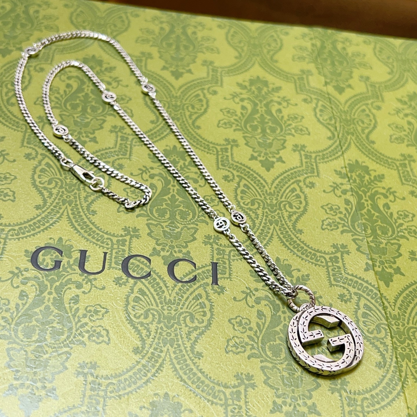 NO:582318,The latest version of the Gucci necklace has a higher grade. The same style as the Anger Forest series double G ring ring Gucci necklace for celebrities. The details are distressed. The glossy version is not available in the market. This model has been on the market. It is a best-selling model in Gucci. It goes well with trendy clothes, fine jewelry, gucci, necklace, and rings.19860909批古驰项链最新款链条档次更高明星同款Anger Forest系列双G戒指环古驰项链 细节对版做旧处理 非市面亮面版型 这款一直在出 古驰里面热卖款 非常好搭配潮流衣服,饰品精品,gucci,necklace,ring,Jewelry