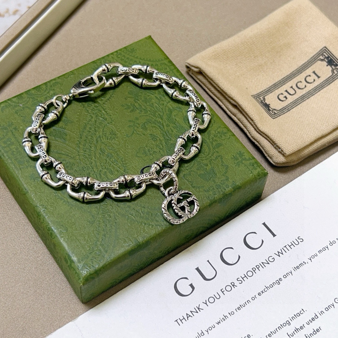 NO:575414,Batch. Gucci recommended models for 2025. The latest Gucci bracelet is a classic model. It is exquisite regardless of style and texture. It is absolutely top-notch. You can understand the original logo at a glance. Super nice. The best choice to match clothes. A must-have item for men and women. Size 16.17.18.19.20.21.22.23 24 cm. Simple and elegant, low-key and luxurious. Boutique jewelry, gucci, gucci, bracelet.19860909批 . 古驰推荐款2025最新出炉 Gucci古驰手链最新款的经典款 精致无论款式 质感 都是绝对的顶尖feel 只要看一眼就懂了原版logo 超 nice 搭配衣服最佳的选择,男女同款必备神器 码数16.17.18.19.20.21.22.23 24厘米 简单又大气,低调显奢华,饰品精品,gucci,gucci,bracelet,Jewelry