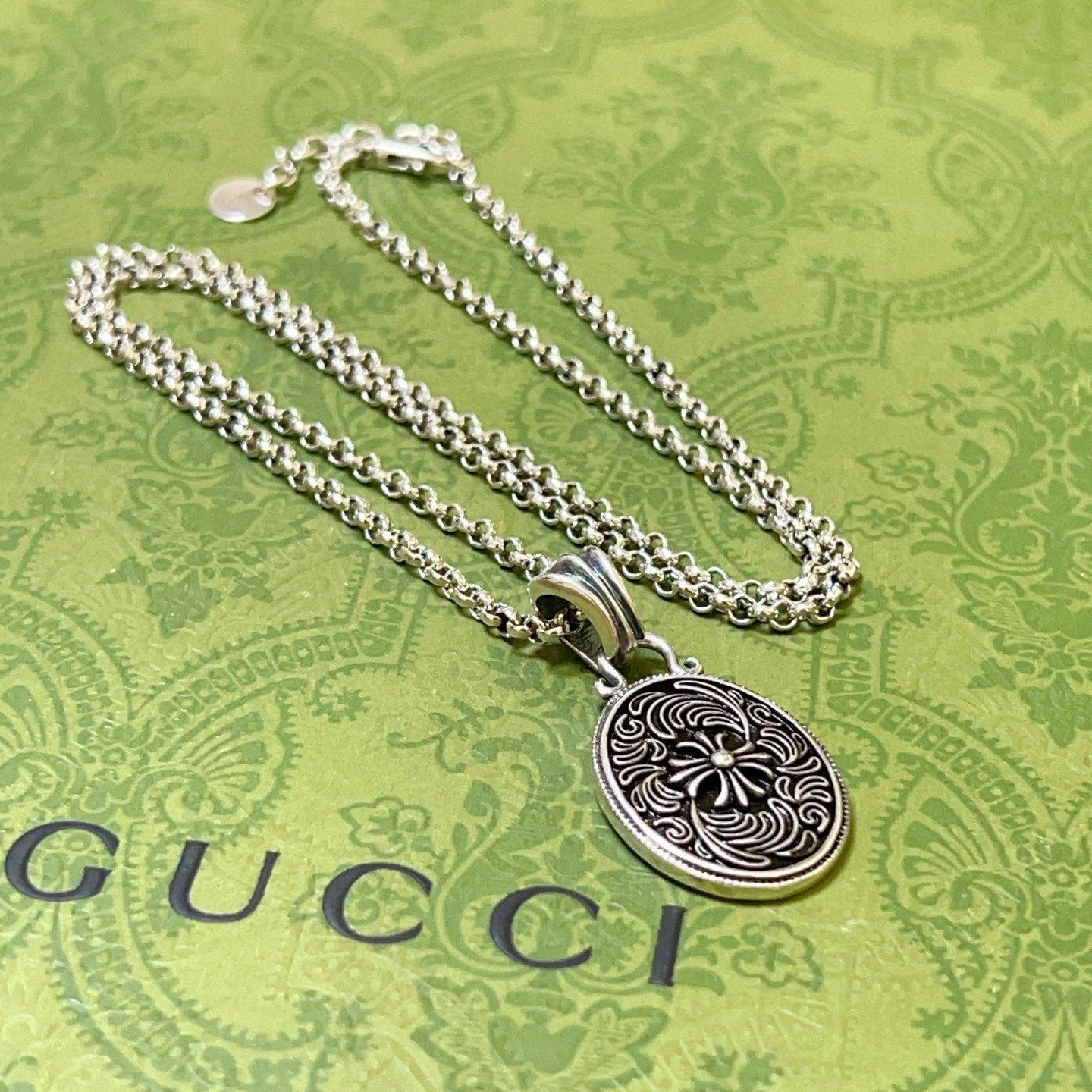 NO:582324,Batch New product launches are not popular until they are released. Douyin is the first choice for Internet celebrities to bring goods. The latest chain of Gucci necklaces is of higher quality. The same style as the Anger Forest series double G design concept retro necklace for celebrities. It makes high-end clothes more elegant and more brand-like and personalized when going out. The details are distressed. Non-market glossy version. This one has been released. The best-selling model in Gucci. Very easy to match, high-quality jewelry, gucci, necklace.19860909批  新品发布不爆不发 抖音带货网红首选 古驰项链最新款链条档次更高明星同款Anger Forest系列双g设计理念复古项链 让高档的衣服搭配更有气质 出去更有牌面和个性 细节对版做旧处理 非市面亮面版型 这款一直在出 古驰里面热卖款 非常好搭配,饰品精品,gucci,necklace,Jewelry