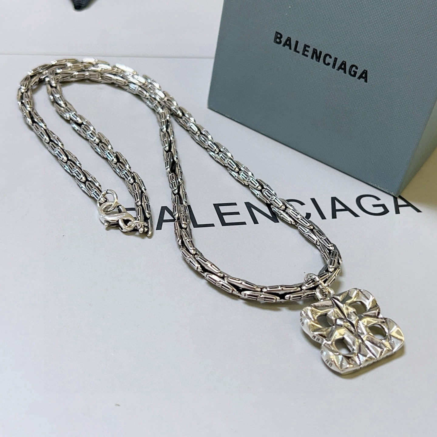 NO:582330,Batch original single goods new products Balenciaga necklace Balenciaga new necklace counter consistent fine details workmanship every detail process in place fine design craftsmanship hot models shipped unique design retro style Balenciaga necklace, jewelry boutique, balenciaga, balenciaga, necklace19860909批 原单货新品 巴黎世家项链 Balenciaga 新款项链专柜一致 细节做工精细 每个细节流程到位 设计工艺精细 火爆款出货 设计独特 复古风格 巴黎世家项链,饰品精品,balenciaga,balenciaga,necklace,Jewelry