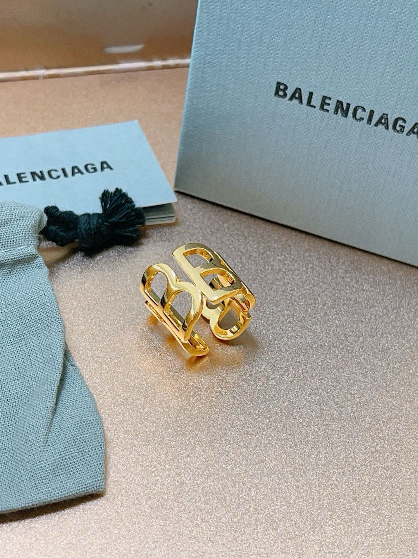 NO:582339,Batch. Original new product Balenciaga ring Balenciaga ring counter consistent Balenciaga ring hot model shipped unique design avant-garde super shiny V gold, jewelry boutique, balenciaga, balenciaga, ring19860909批. 原单货新品 巴黎世家戒指 Balenciaga戒指专柜一致巴黎世家戒指火爆款出货 设计独特 前卫 超级闪亮的V金,饰品精品,balenciaga,balenciaga,ring,Jewelry