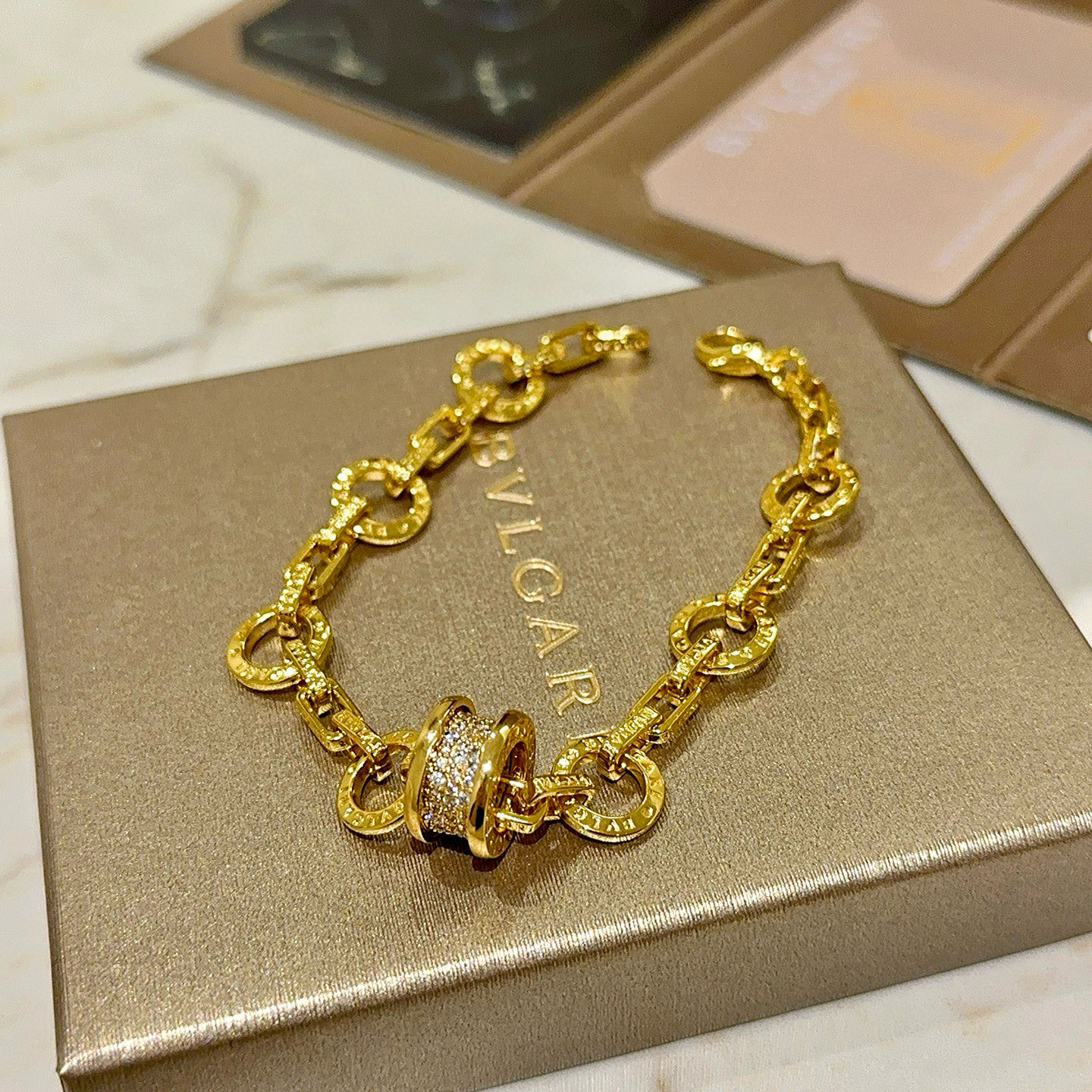 NO:582340,Batch. BVLGARI Bracelet V gold material BVLGARI DIVAS' DREAM series The appearance is perfect, the details are invincible, the unique color is completely impeccable, and it is decorated with a classic ring shape design, which is simple yet elegant and eye-catching. The pure handmade combination of V gold is more elegant and elegant. Same style for men and women. Bvlgari bracelet size: 18 20 22 24 cm, fine jewelry, Bottega  veneta,bvlgari,bvlgari,bracelet19860909批.宝格丽手链V金材质 BVLGARI宝格丽 DIVAS‘ DREAM 系列 品相完美,细节无敌,那种独特的色泽完全无可挑剔,再缀以经典指环外形设计,简约之余却又优雅夺目,V金纯手工的组合更显气色,上手雅致动人.男女同款 宝格丽手链尺寸:18 20 22 24厘米,饰品精品,bottega veneta,bvlgari,bvlgari,bracelet,Jewelry