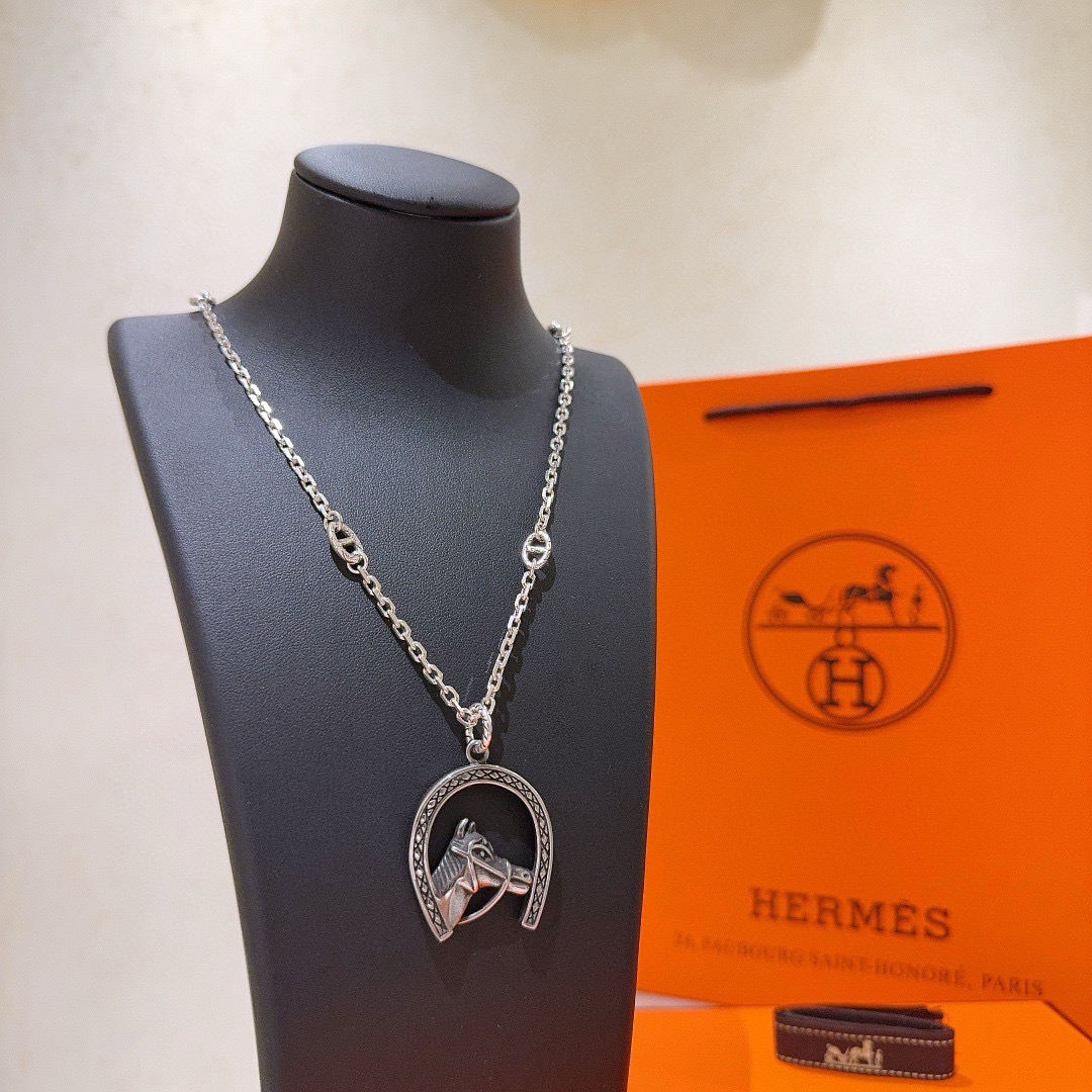 NO:582357,Batch Hermès Necklace New Product Release HERMES Must-have Pig Nose Series Jewelry High-end Customization. High-end Chain Classic Matching New Product Simple Fashion Counter Consistency Popular Styles Shipped and Easily Controlled Unique Design Necklace Worth Buying Avant-Garde A Must-Have Style for Men and Women!  , jewelry boutique, hermes, hermes, necklace19860909批 爱马仕项链 新品发布 HERMES 必备款猪鼻子系列首饰 高端定制.高端链条经典搭配 新品 简单时尚专柜一致 火爆款出货穿搭轻松驾驭 设计独特 值得入手的项链 前卫 男女必备款！,饰品精品,hermes,hermes,necklace,Jewelry