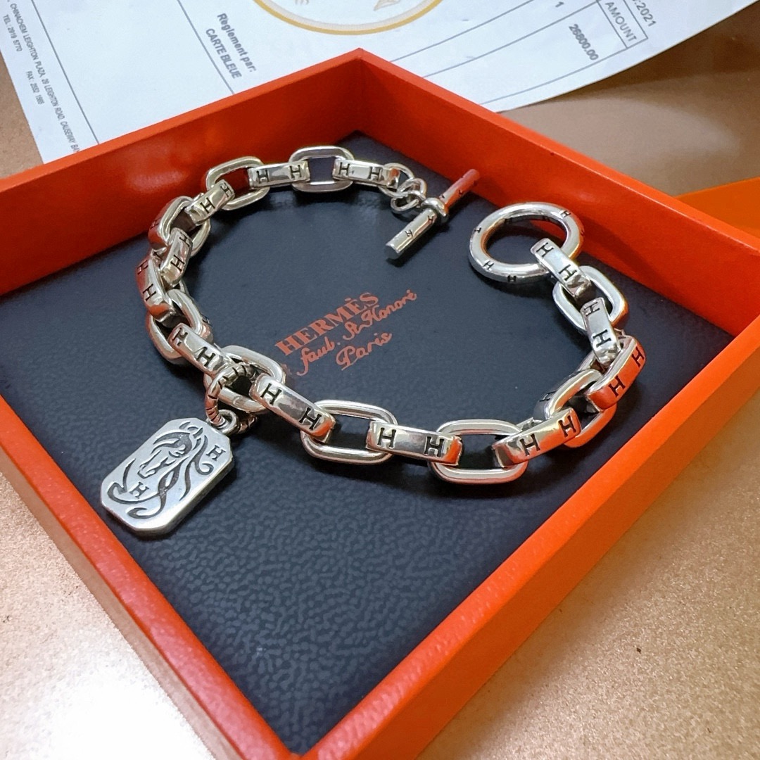 NO:575351,Batch. New thickened version of Hermès bracelet. Platinum version. High-end Seiko version. [Color] [Color] Many Internet celebrities have the same style. Hermès bracelets are a test of the master's craftsmanship. It is not easy to ensure that every detail is in place.  24cm, fine jewelry, hermes, bracelet19860909批.新款爱马仕手链加厚版 铂金版.高级精工版[色][色]众多网红同款 爱马仕手链太考验师傅的手艺了 要确保每个细节都到位不简单[色][色] 高端定制 男女同款 爱马仕火爆 1:1超精赞明星 同款 k金质感,精工高端工艺打造出炉. 上手真的赞爆码数18.20. 22. 24cm,饰品精品,hermes,bracelet,Jewelry