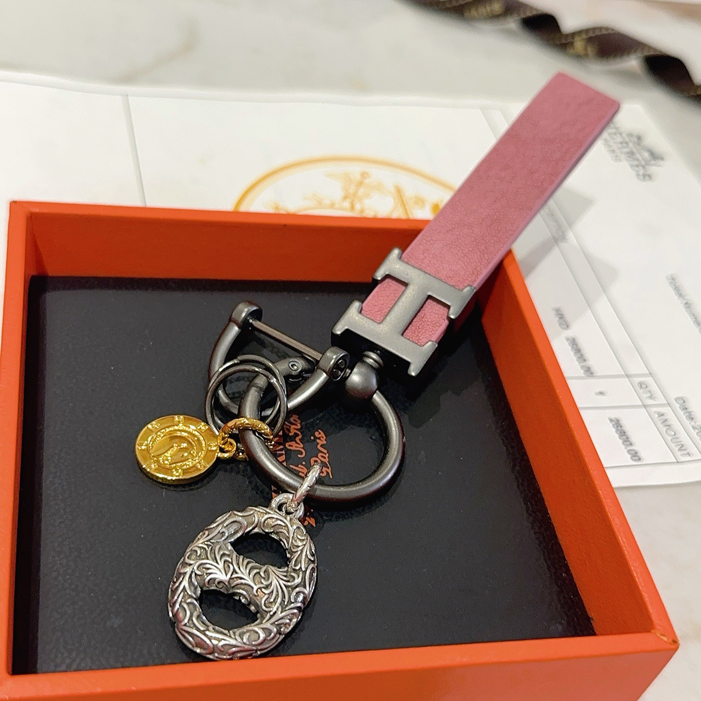 NO:582219,Batch. New Hermes Hermes keychain keychain thickened version Platinum version. High-end Seiko version [color][color] Many Internet celebrities have the same style. Hermes pendant keychain is a test of the master's craftsmanship. It is not easy to ensure that every detail is in place [color][color] High-end customization. Same style for men and women. Hermès is popular. 1:1 super refined like stars. The same K gold texture, crafted with high-end precision craftsmanship.  The car keychain is really awesome, fine jewelry, hermes, hermes, keychain19860909批.新款Hermes爱马仕钥匙扣钥匙扣加厚版 铂金版.高级精工版[色][色]众多网红同款 爱马仕挂饰钥匙扣太考验师傅的手艺了 要确保每个细节都到位不简单[色][色] 高端定制 男女同款 爱马仕火爆 1:1超精赞明星 同款 k金质感,精工高端工艺打造出炉. 车钥匙扣上真的赞爆,饰品精品,hermes,hermes,keychain,Jewelry