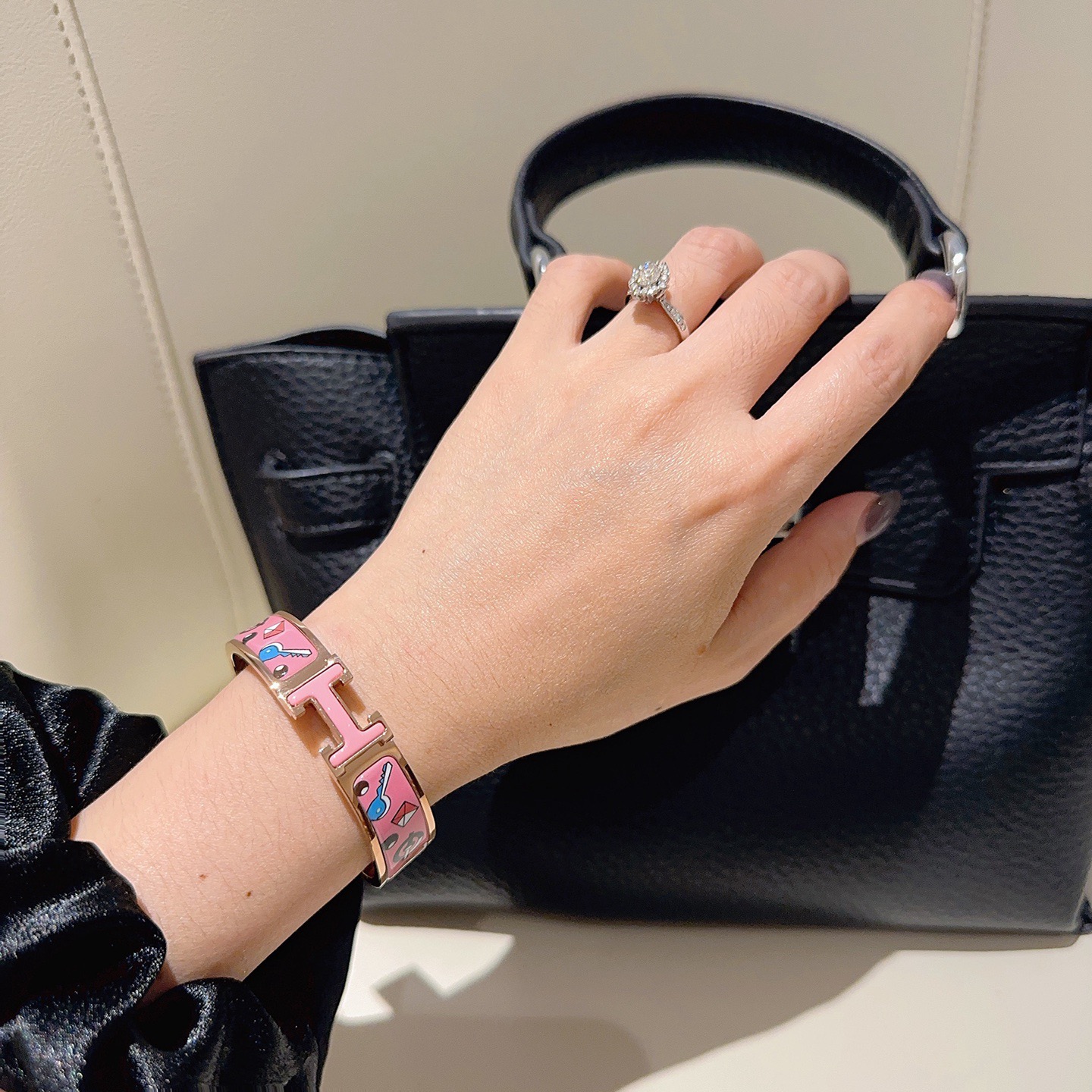 Pulseira Hermes Clic Clac H em metal banhado a ouro rosa com esmalte rosa com chave multicolorida e motivos de fechadura PM