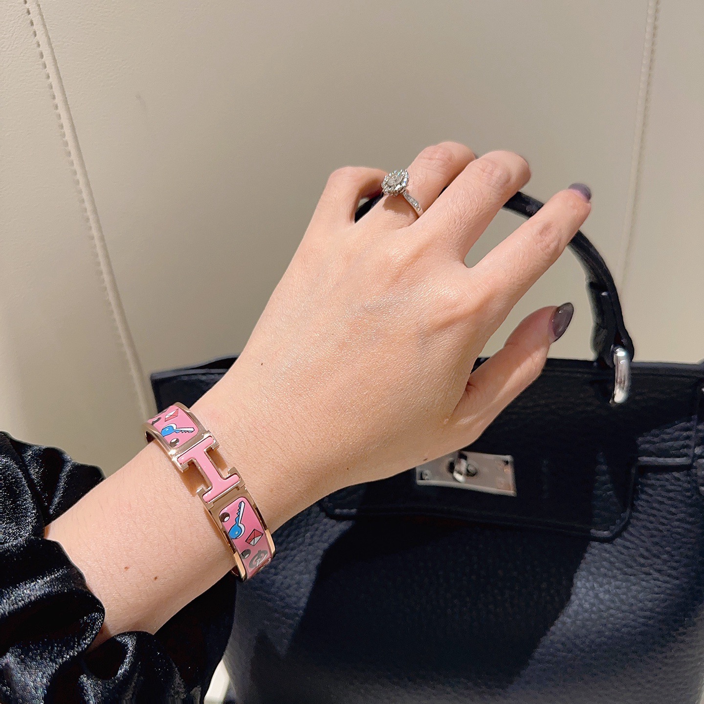 Pulseira Hermes Clic Clac H em metal banhado a ouro rosa com esmalte rosa com chave multicolorida e motivos de fechadura PM